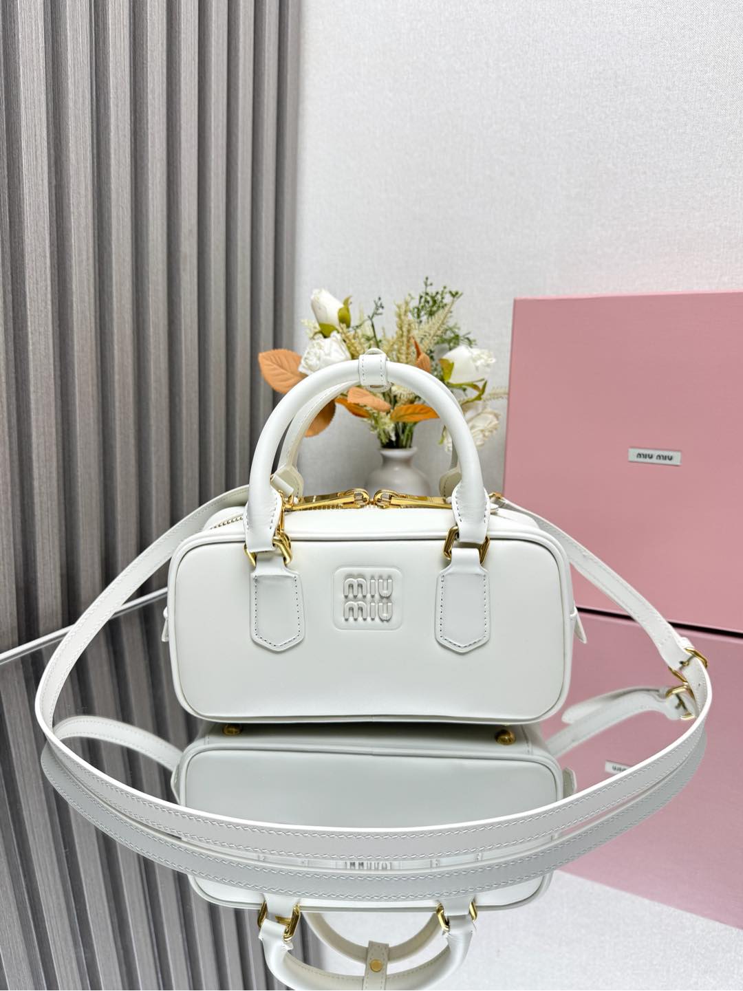 NO:186405,Genuine grade [Fireworks] MiuMiu new product number 5BB142, Miu home new bowling bag, official website main promotion, absolutely popular this year, top imported calf leather, Miu home unique style Matelasse pattern, exquisite three-dimensional and stylish, the front engraving logo echoes the leather color, removable and adjustable leather long shoulder straps, cotton satin lining, and zippered pockets, the same style as many celebrity internet celebrities, size 22X10.5X7.5Cm, [gift],,miumiu,cowhide19860909正品级 [烟花]MiuMiu新品款号5BB142,Miu家新款保龄球包包,官网主推,今年绝对爆款式,顶级进口小牛皮,Miu家独具风格Matelasse图案,包身精致立体有型,正面刻字徽标与皮革颜色相呼应,可拆卸可调节皮革长肩带,棉质缎面衬里,配拉链式口袋,众多明星网红同款,尺寸22X10.5X7.5Cm,[礼物],,miumiu,cowhide,Bag