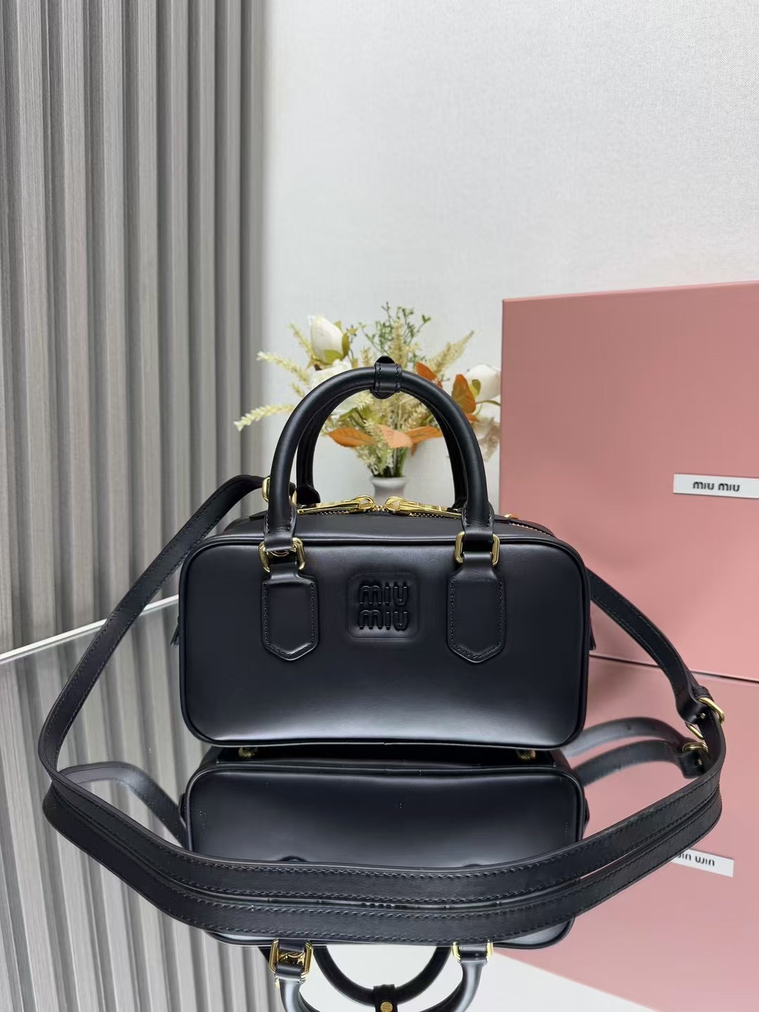 NO:186401,Genuine grade [Fireworks] MiuMiu new product number 5BB142, Miu home new bowling bag, official website main promotion, absolutely popular this year, top imported calf leather, Miu home unique style Matelasse pattern, exquisite three-dimensional and stylish, the front engraving logo echoes the leather color, removable and adjustable leather long shoulder straps, cotton satin lining, and zippered pockets, the same style as many celebrity internet celebrities, size 22X10.5X7.5Cm, [gift],,miumiu,cowhide19860909正品级 [烟花]MiuMiu新品款号5BB142,Miu家新款保龄球包包,官网主推,今年绝对爆款式,顶级进口小牛皮,Miu家独具风格Matelasse图案,包身精致立体有型,正面刻字徽标与皮革颜色相呼应,可拆卸可调节皮革长肩带,棉质缎面衬里,配拉链式口袋,众多明星网红同款,尺寸22X10.5X7.5Cm,[礼物],,miumiu,cowhide,Bag