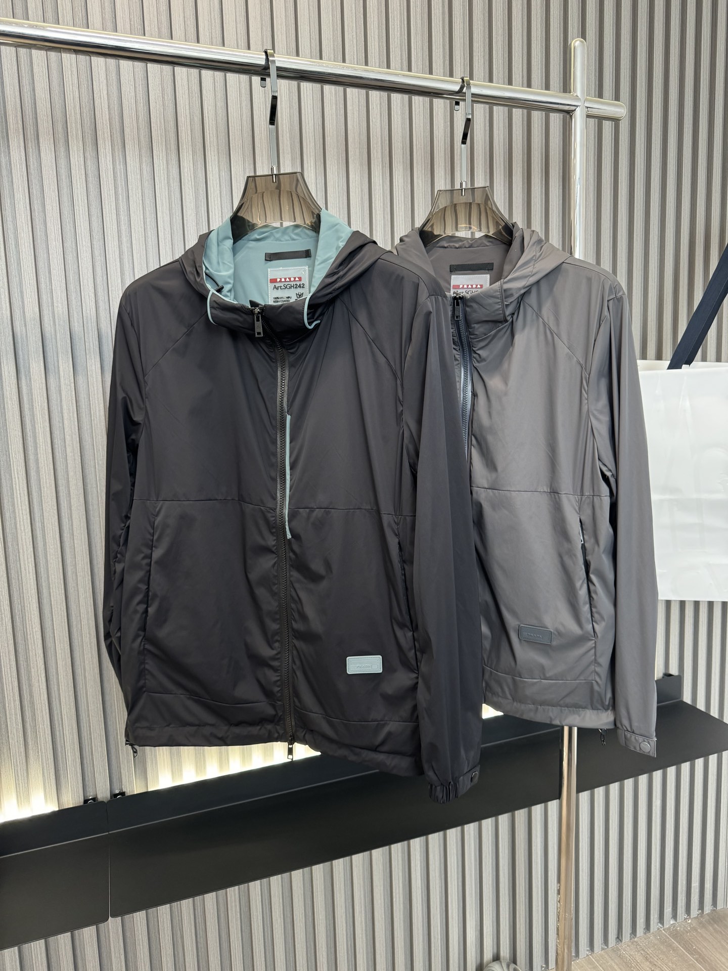 24SsPra*da普拉达新款夹克 休闲经典拉链外套，经典设计感与色系搭配的外套，完全不用担心会有一点寒意！时尚与功能性兼备，整款显得更加的奢华大气！颜色：黑色 灰色 尺码：sbed-56