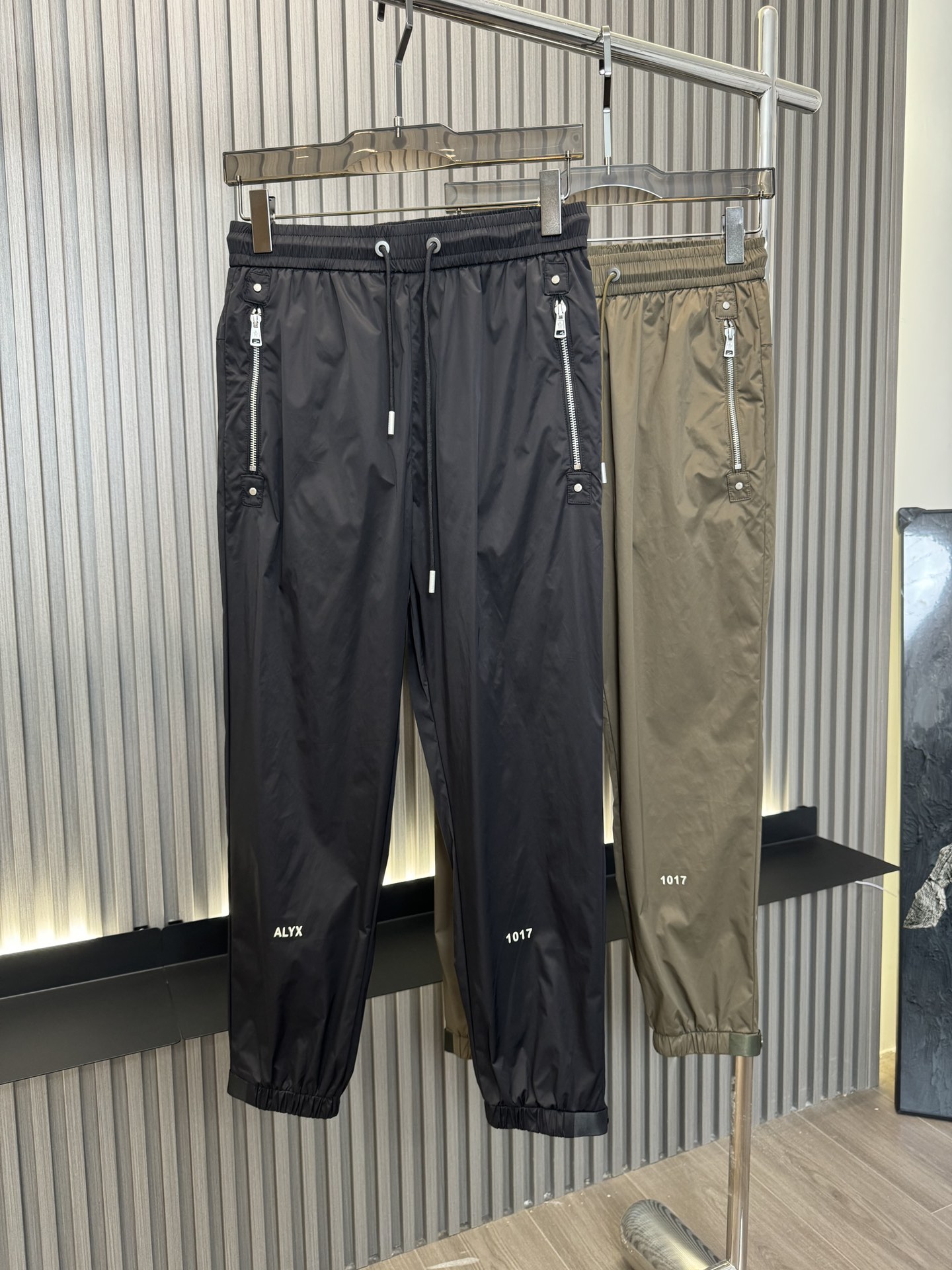 24SsMoncler蒙口 春夏新款休闲裤 定制速干面料 舒适度极好 细节工艺到位 颜色：黑色 绿色  尺码：sbed-56