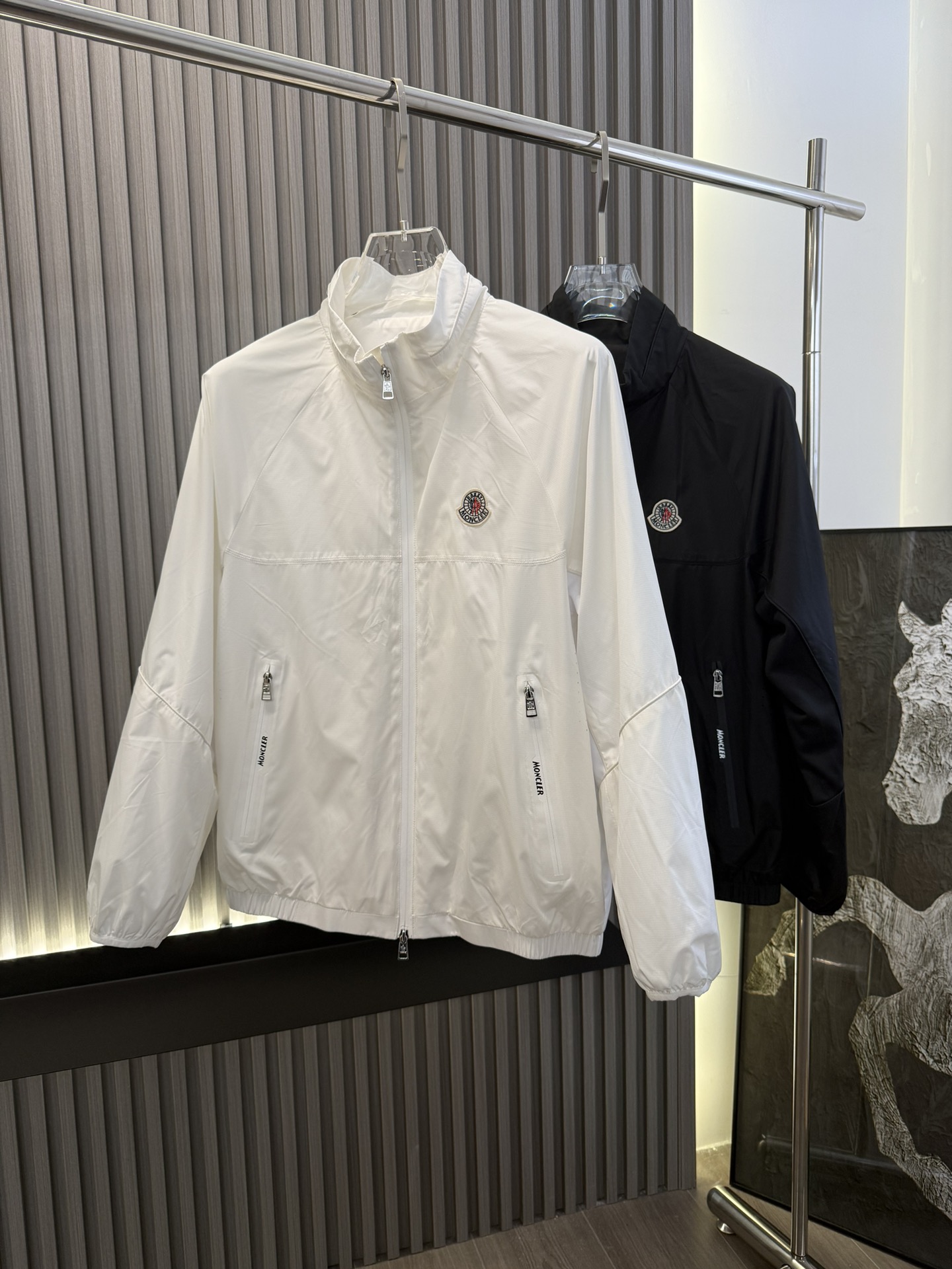 \nMoncler 蒙口 年春季新款夹克\n品相非常完美，轻松将时髦感进阶，简约而不简单，做工极为考究严谨，走线工整细致！上身不显臃肿、超级帅气！\n颜色：黑 白\n码数：-