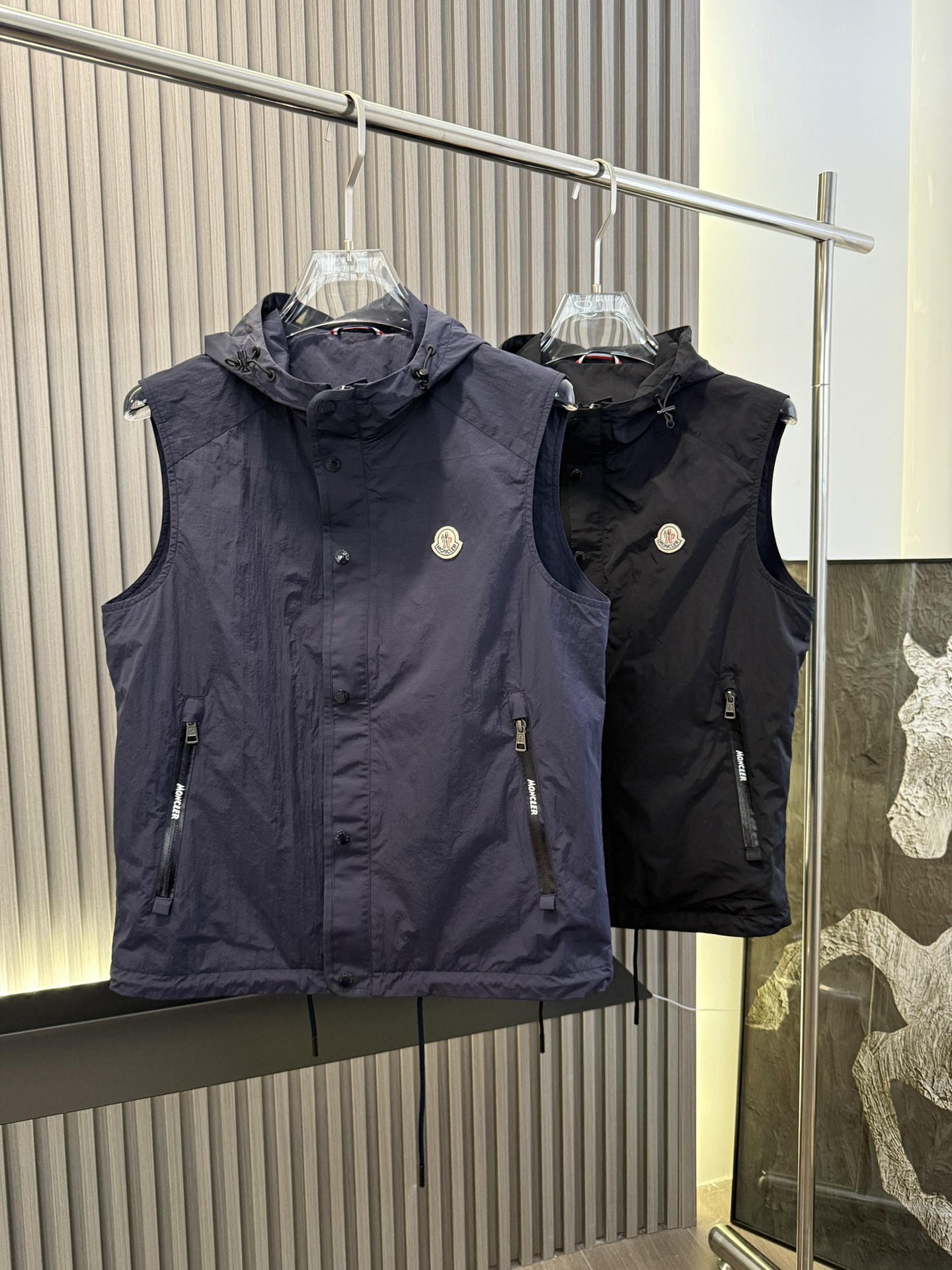 \nMoncler 蒙口 年新款连帽休闲马甲\n定制原版五金，胸前刺绣徽章Logo标、客供专柜定制面料、柔软有弹力穿着舒适\n颜色：黑 蓝\n尺码：-