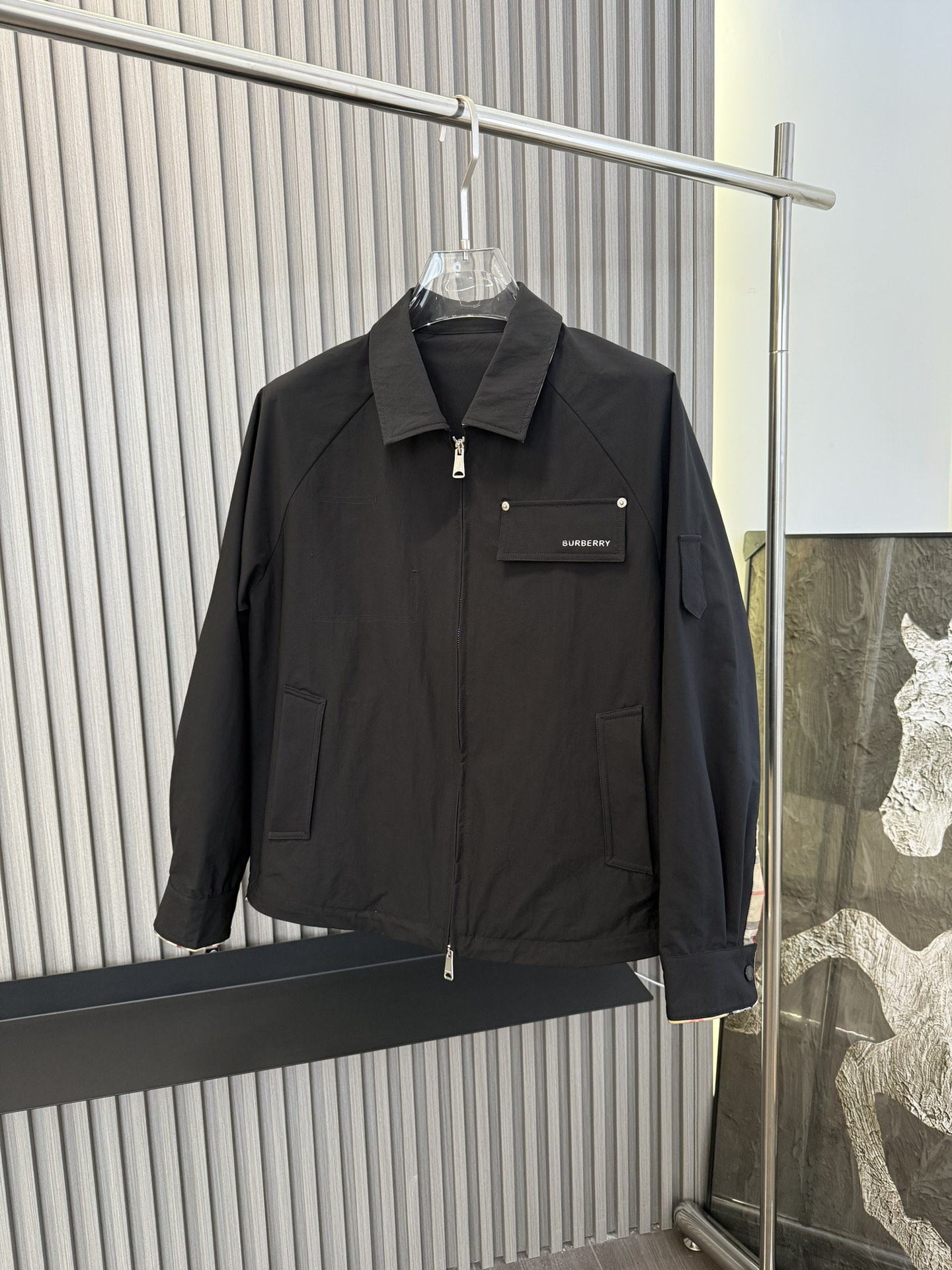 NO:137726,Burberr*y 25 early spring new style released Burberry lapel jacket jacket. It is comfortable and comfortable to wear. It is lazy and casual, combined with clean and simple colors, and it is particularly pleasing to look at. The inner is matched with a classic plaid lining, suitable for daily wear. Color black Size 48-56, burberry, burberry, jackets & coats, jackets & coats, alexander wang19860909Burberr*y 25早春新款发布巴宝莉翻领夹克外套 穿上就是舒适自在又显瘦的存在,慵懒而随性,结合干净简单的色系就特别耐看,内里搭配经典格纹里布,适合日常穿着 颜色黑色 尺码48-56,,burberry,burberry,jackets & coats,jackets & coats,alexander wang,Men's clothing