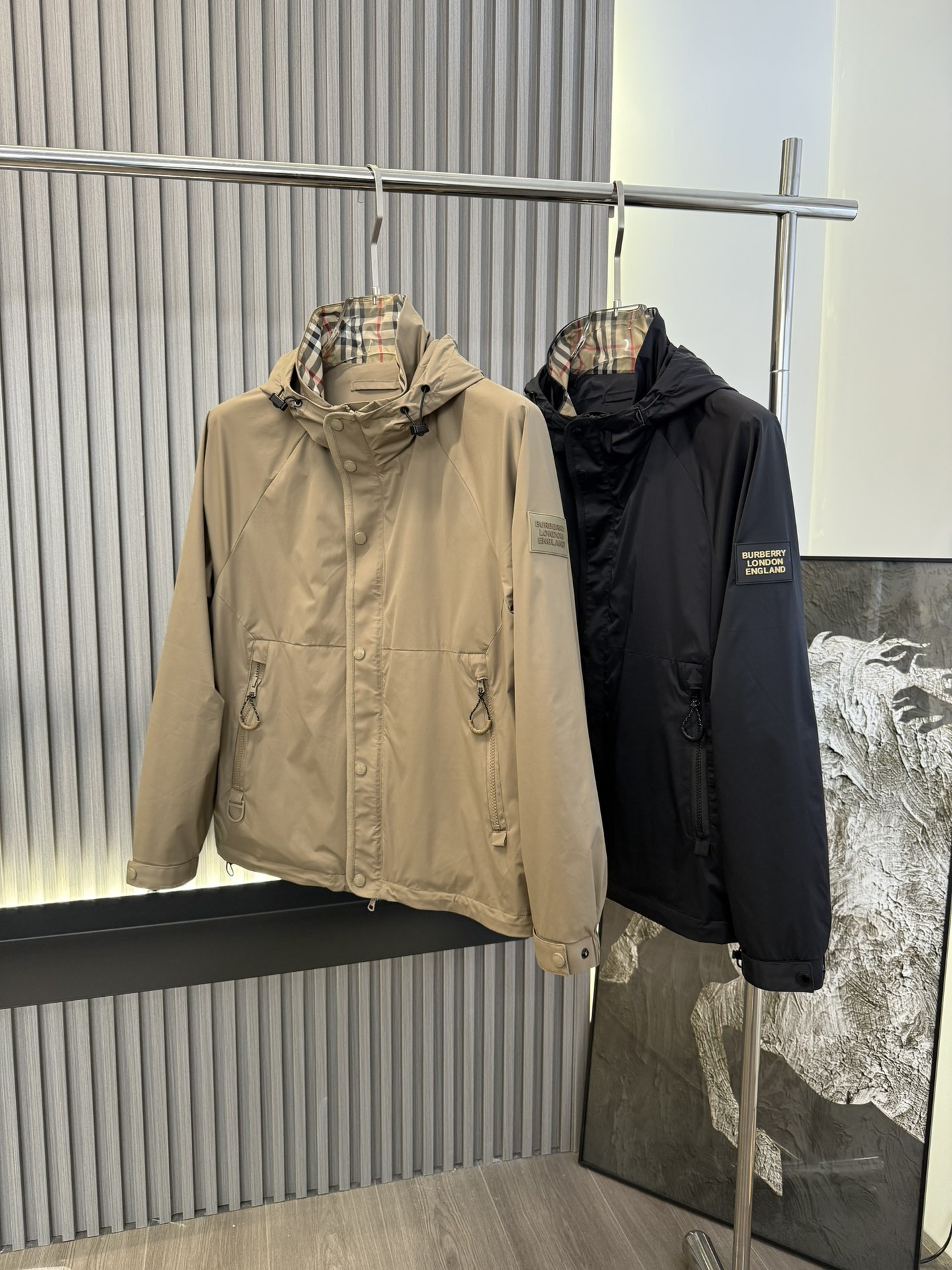 NO:137748,BUR*BERRY 25 Spring New Hooded Jacket Jacket Full High-end Version!  The high-quality counter fabric accessories are air-permeable and comfortable, impeccable details, exquisite workmanship and complex craftsmanship, presenting casual cutting, and the upper body style is excellent. Color black. Coffee number 48,50,52., burberry, burberry, jackets & coats, jackets & coats, hats, alexander wang19860909BUR*BERRY 巴宝莉 25年春季新款连帽夹克外套 全高端版本！高定专柜面料辅料,透气舒适度高,细节无可挑剔,做工考究工艺复杂,呈现休闲裁剪,上身版型超赞 颜色黑色 咖色 码数48,50,52,,burberry,burberry,jackets & coats,jackets & coats,hats,alexander wang,Men's clothing