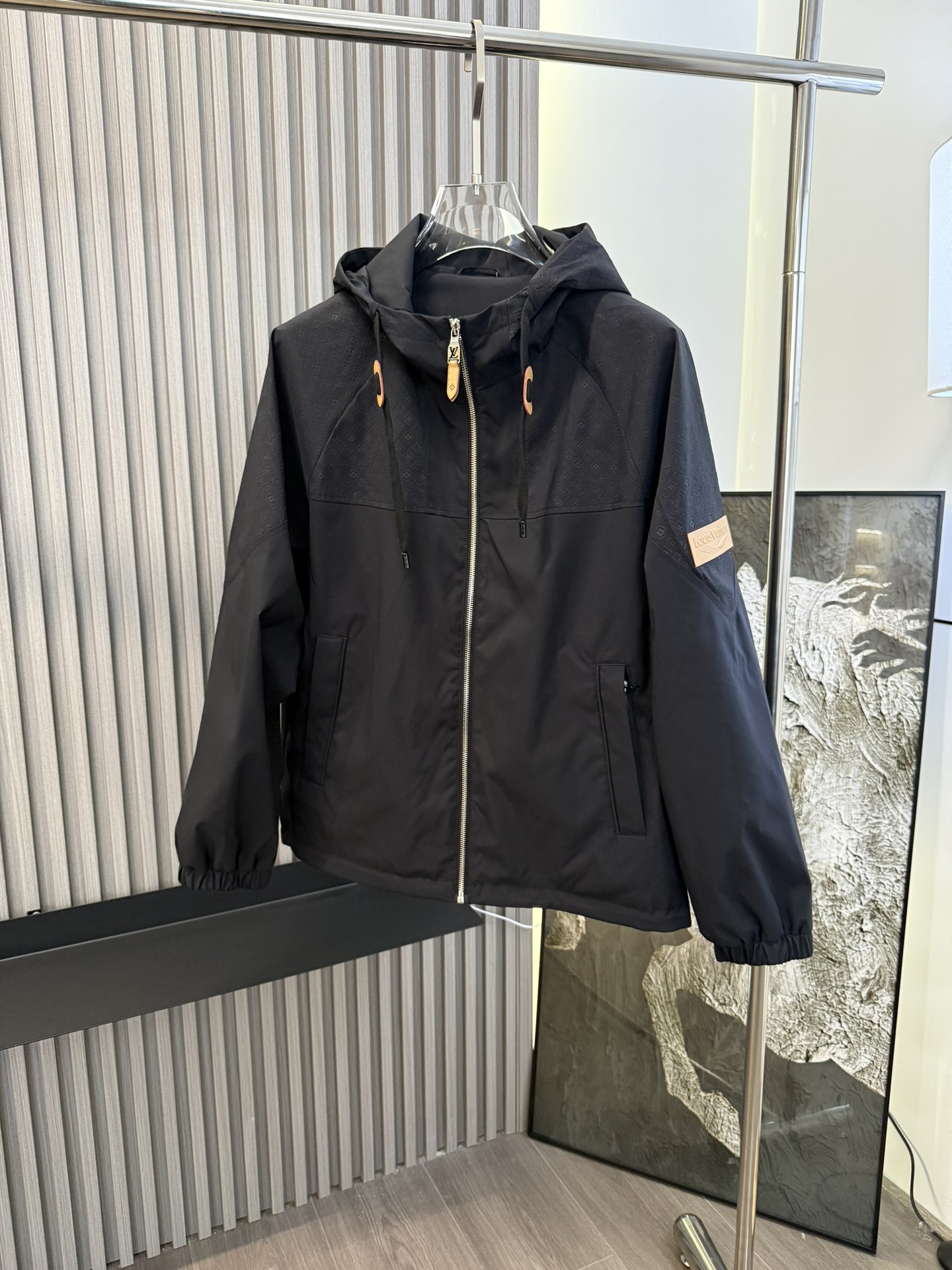 NO:137723,LOUIS*VUITTON 25-year new jacket jacket, hardware details and full quality shipment!  Customized high-end fabrics, precise weaving, and excellent workmanship. Exquisite craftsmanship creates letter printing patterns and excellent upper body effect!  Color black apricot color number 48-56, louis vuitton,jackets & coats,jackets & coats,alexander wang19860909LOUIS*VUITTON 25年新款夹克外套 五金细节全品相出货！定制高端面料,织布精密,版型做工品质都很好,精湛工艺打造字母印花图案、上身效果超级棒！ 颜色黑色 杏色 码数48-56,,louis vuitton,jackets & coats,jackets & coats,alexander wang,Men's clothing