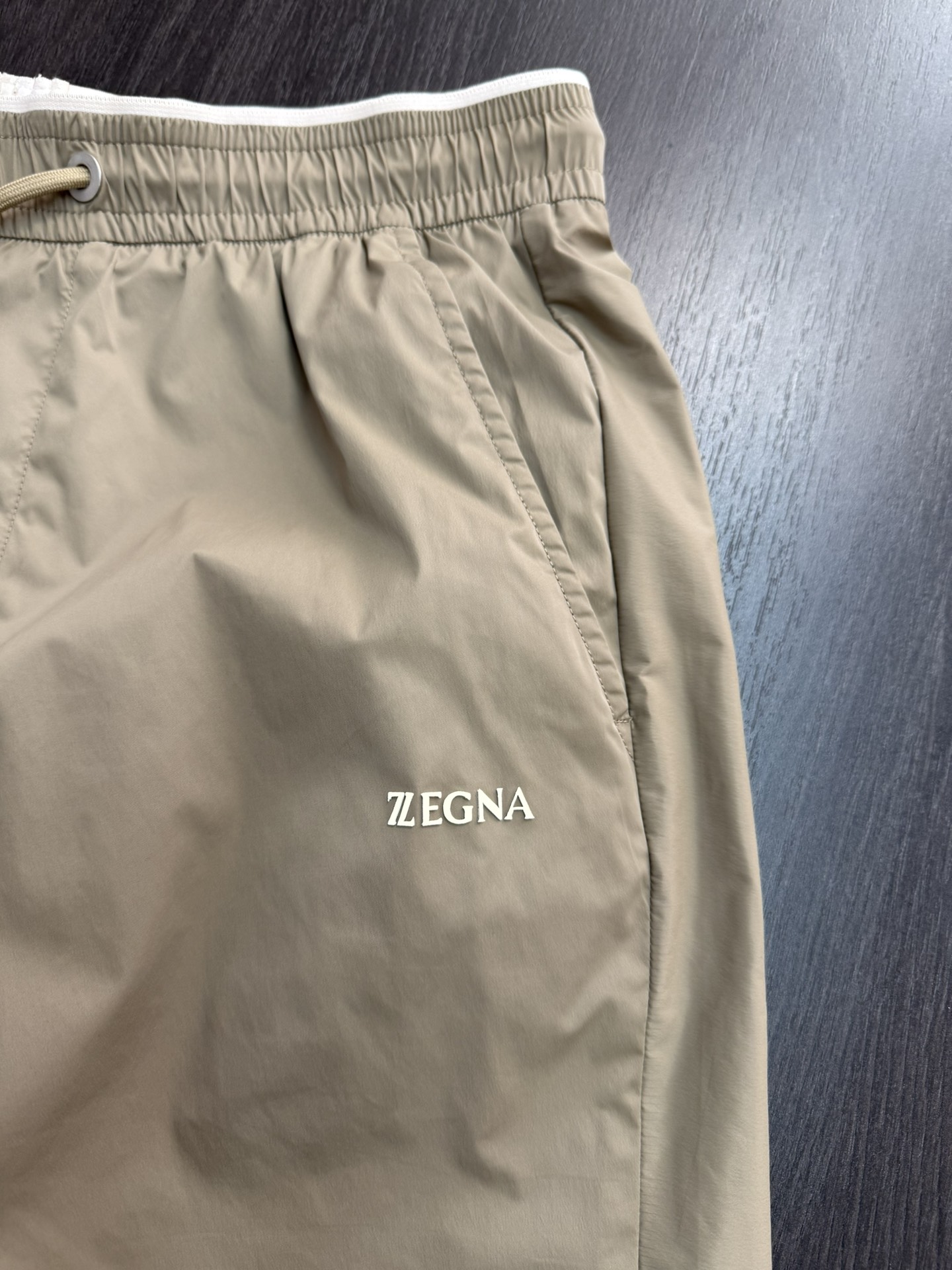  🆕🆕🆕
Zeg*na 杰尼亚 25年春季新款休闲裤
时尚休闲裤进口原版面料，上身舒适透气，简约易搭配，