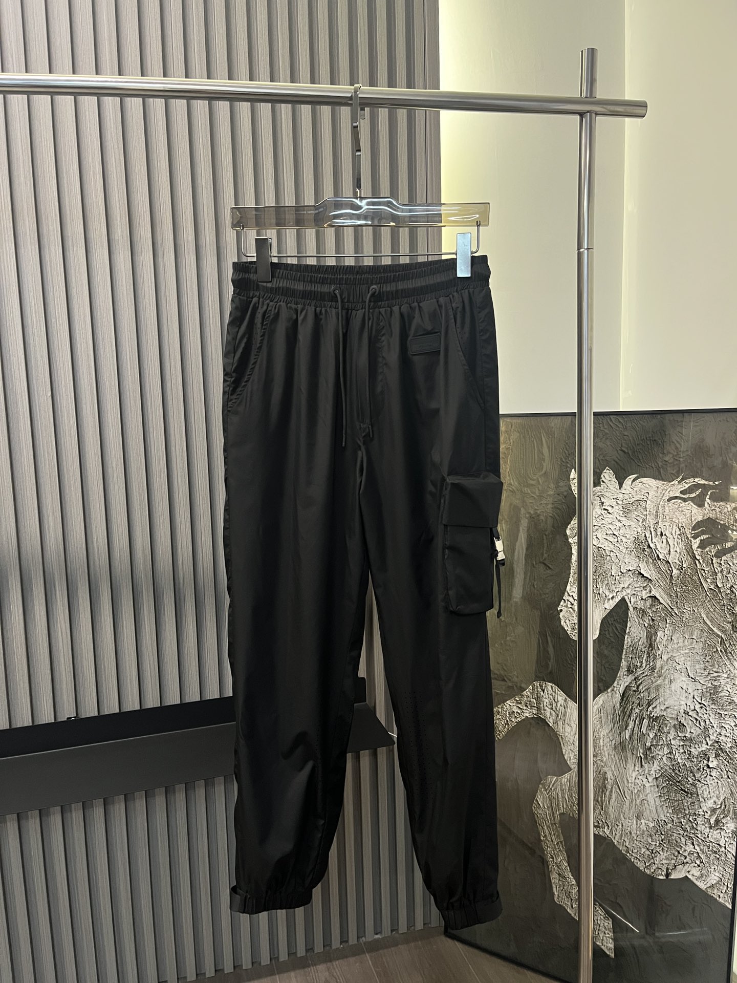  🆕🆕🆕
Pr*ada普拉达 25年春季新款休闲裤
原版定制面料，入手便知极具柔滑面料，上身挺括有型，高