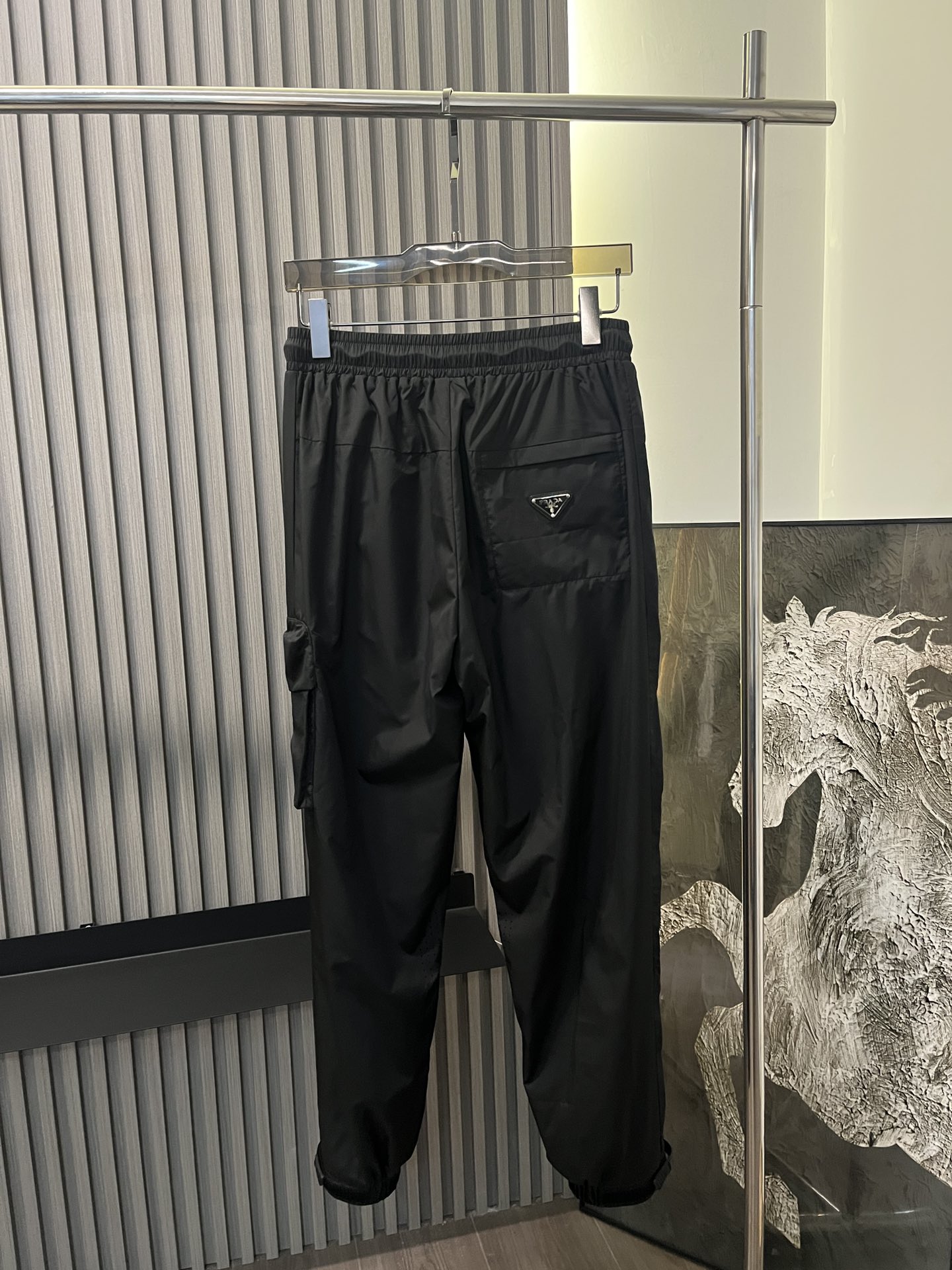  🆕🆕🆕
Pr*ada普拉达 25年春季新款休闲裤
原版定制面料，入手便知极具柔滑面料，上身挺括有型，高