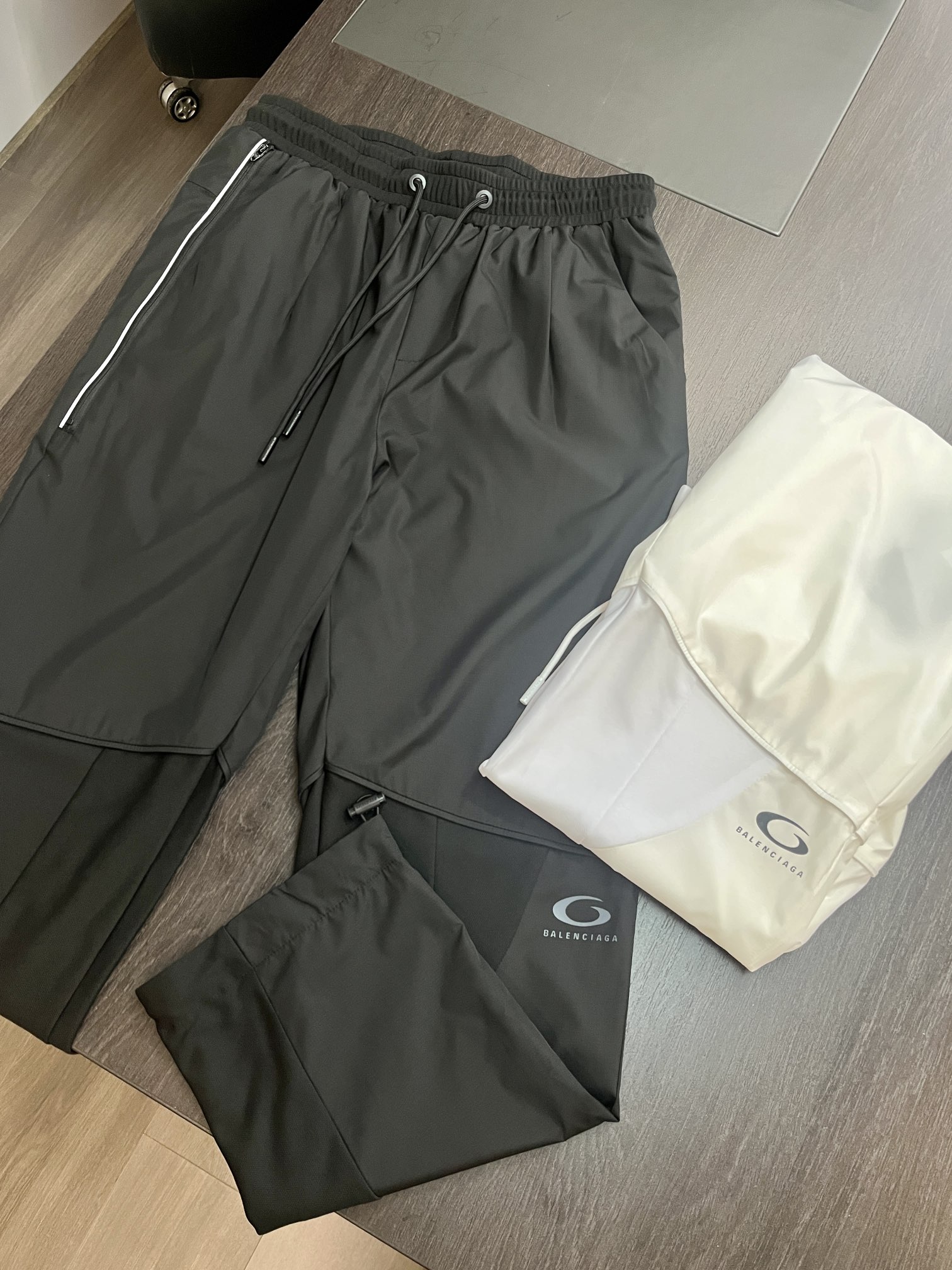 NO:121493,Pants 25 years new casual sports suit The sports jacket is lightweight and technological fabric, perfectly matched with the same trousers, imported original logo hardware, can be sold separately. Color black and white. Number of 48-56. Jackets & coats, alexander wang19860909裤 25年新款休闲运动套装 运动外套为轻盈科技面料,跟同款长裤完美搭配造型,进口原版logo五金,可拆分开卖 颜色黑色 白色 码数48-56,,jackets & coats,alexander wang,Men's clothing