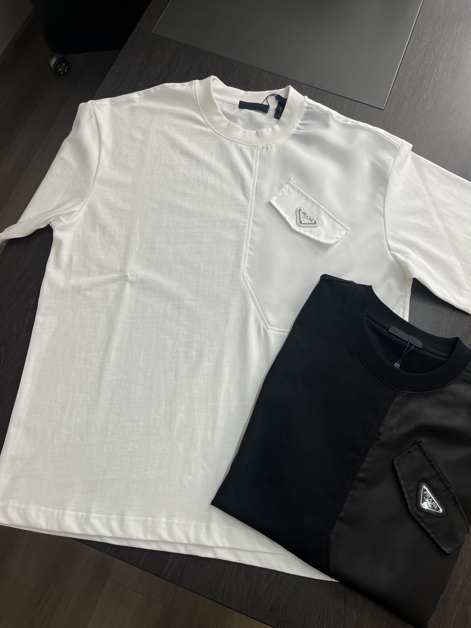 NO:126895,Prada 25-year spring and summer new short-sleeved color black white S-XL, prada, prada, T-shirt, alexander wang19860909Prada 普拉达 25年春夏新款短袖 颜色黑色 白色 码数S-XL,,prada,prada,T-shirt,alexander wang,Men's clothing