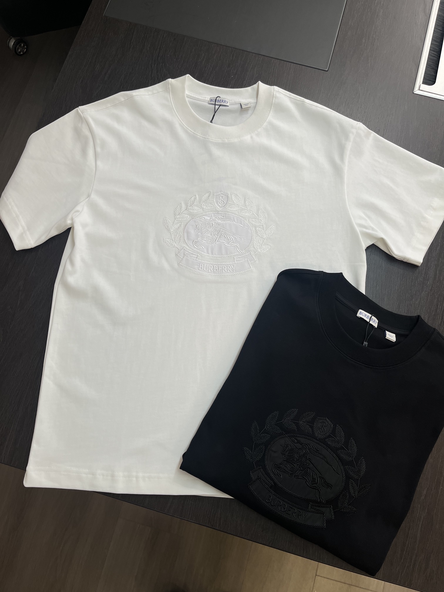 NO:126897,Burberry 25 spring and summer new short-sleeved color black white S-XL, burberry, burberry, T-shirt, alexander wang19860909Burberry 巴宝莉 25年春夏新款短袖 颜色黑色 白色 码数S-XL,,burberry,burberry,T-shirt,alexander wang,Men's clothing