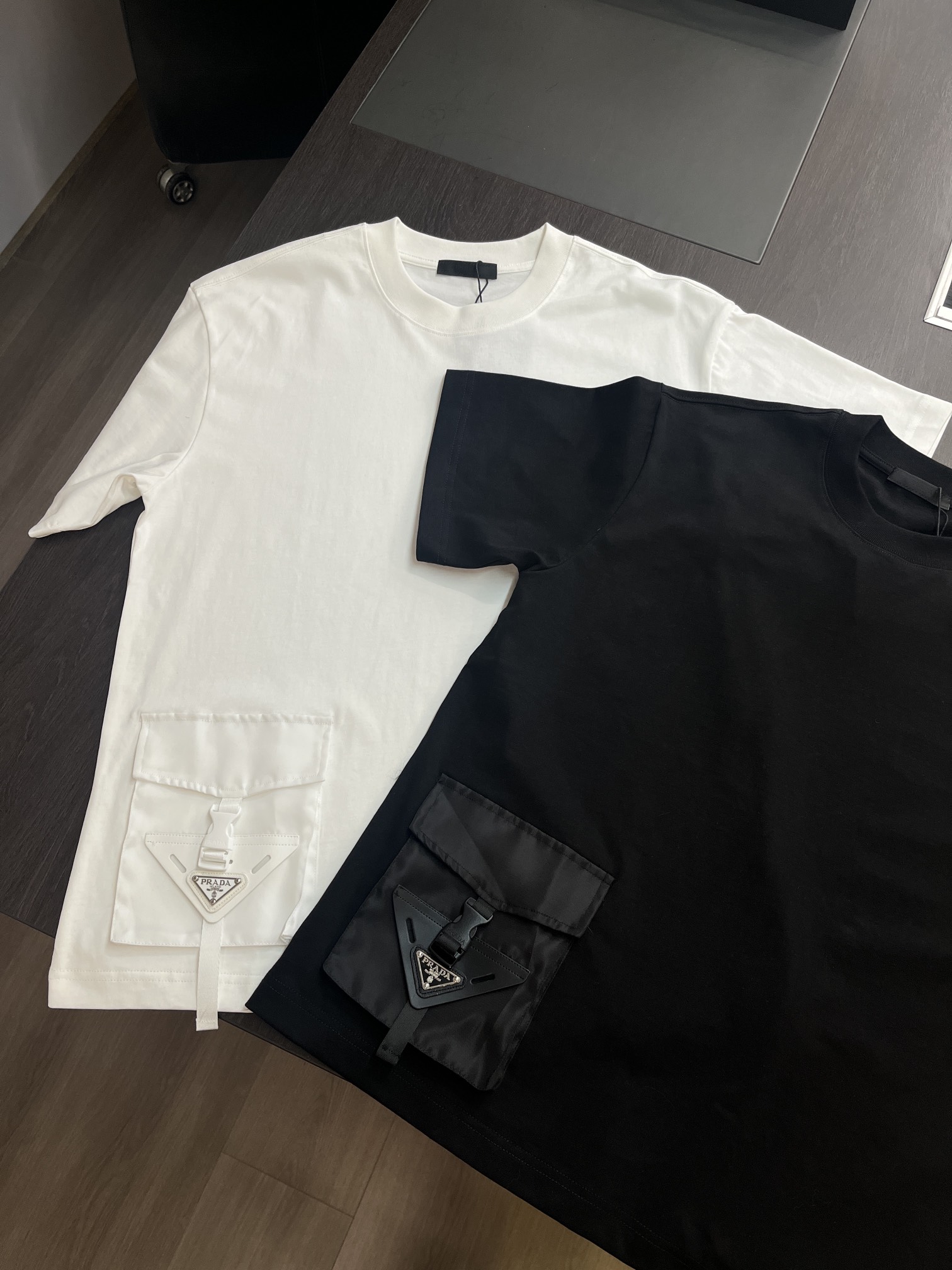 NO:126899,Prada Prada 25 spring and summer new short-sleeved color black white S-XL, prada, prada, T-shirt, alexander wang19860909Prada普拉达 25年春夏新款短袖 颜色黑色 白色 码数S-XL,,prada,prada,T-shirt,alexander wang,Men's clothing