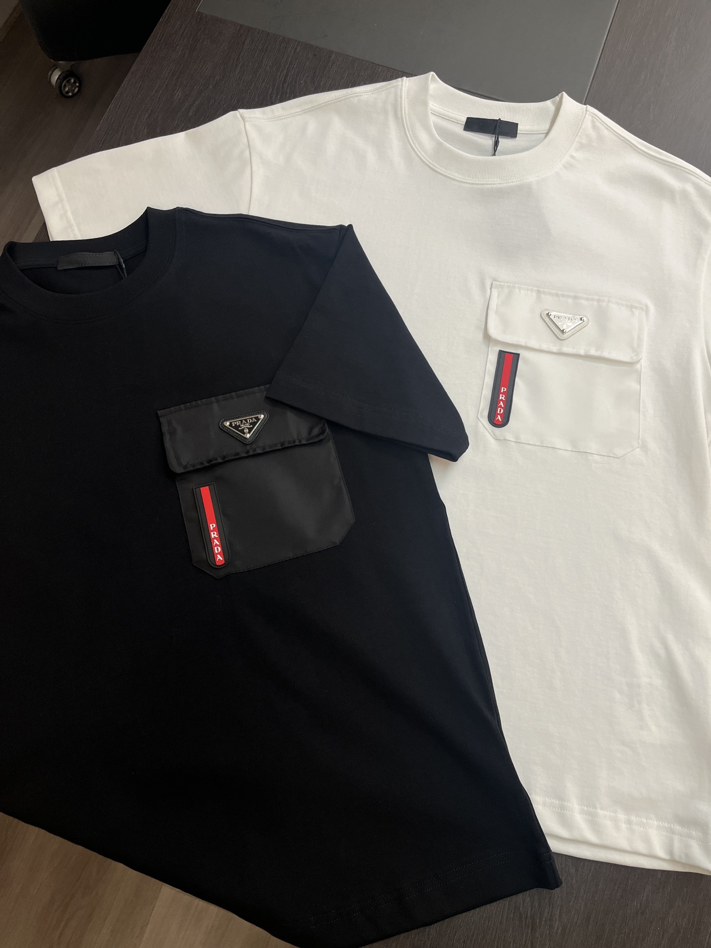 NO:126902,Prada 25-year spring and summer new short-sleeved color black white S-XL, prada, prada, T-shirt, alexander wang19860909Prada 普拉达 25年春夏新款短袖 颜色黑色 白色 码数S-XL,,prada,prada,T-shirt,alexander wang,Men's clothing