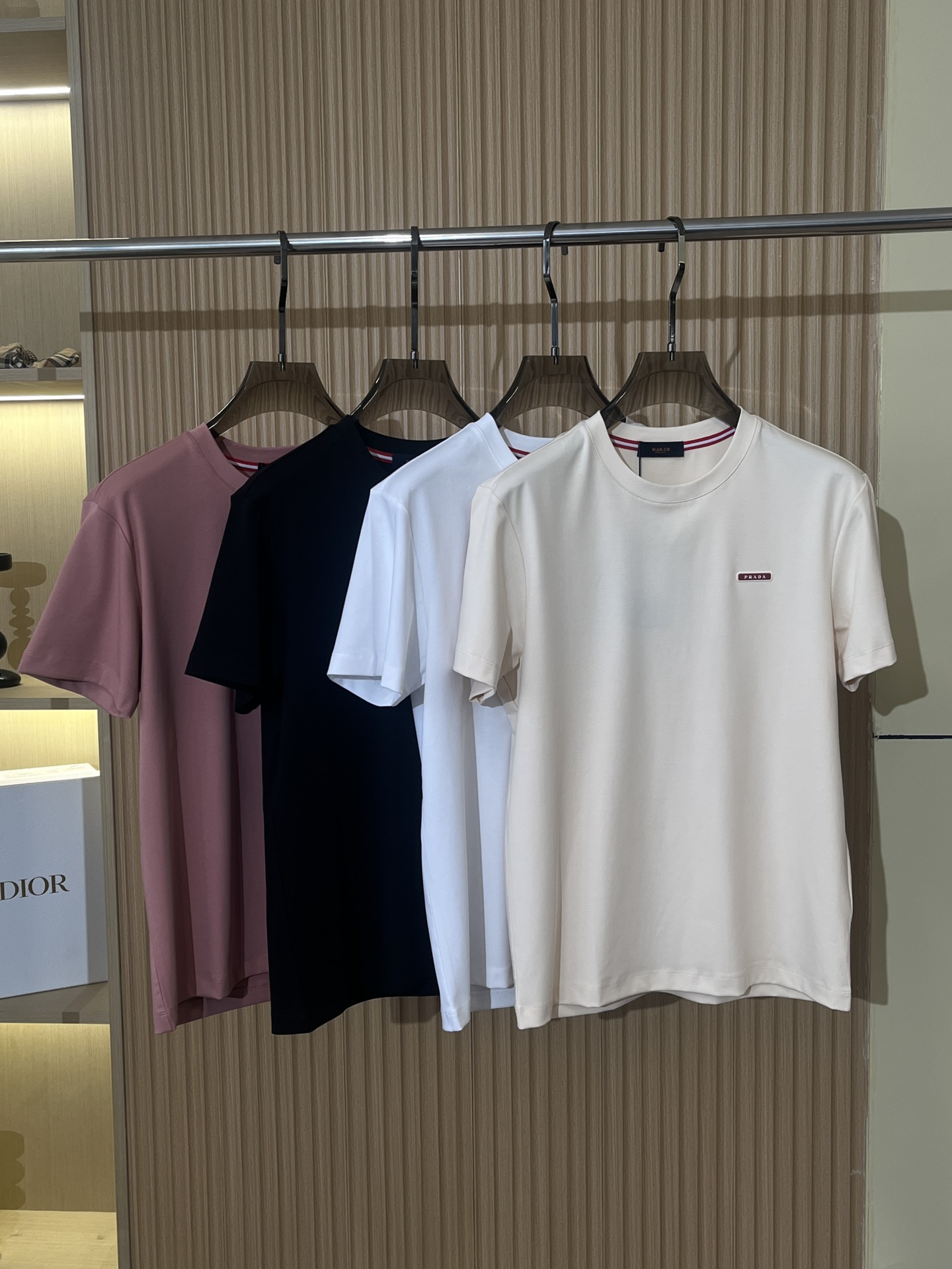 NO:126903,Prada 25-year new short-sleeved color black white pink beige number M-4XL, prada, prada, T-shirt, alexander wang19860909Prada普拉达 25年新款短袖 颜色黑色 白色 粉色 米黄色 码数M-4XL,,prada,prada,T-shirt,alexander wang,Men's clothing