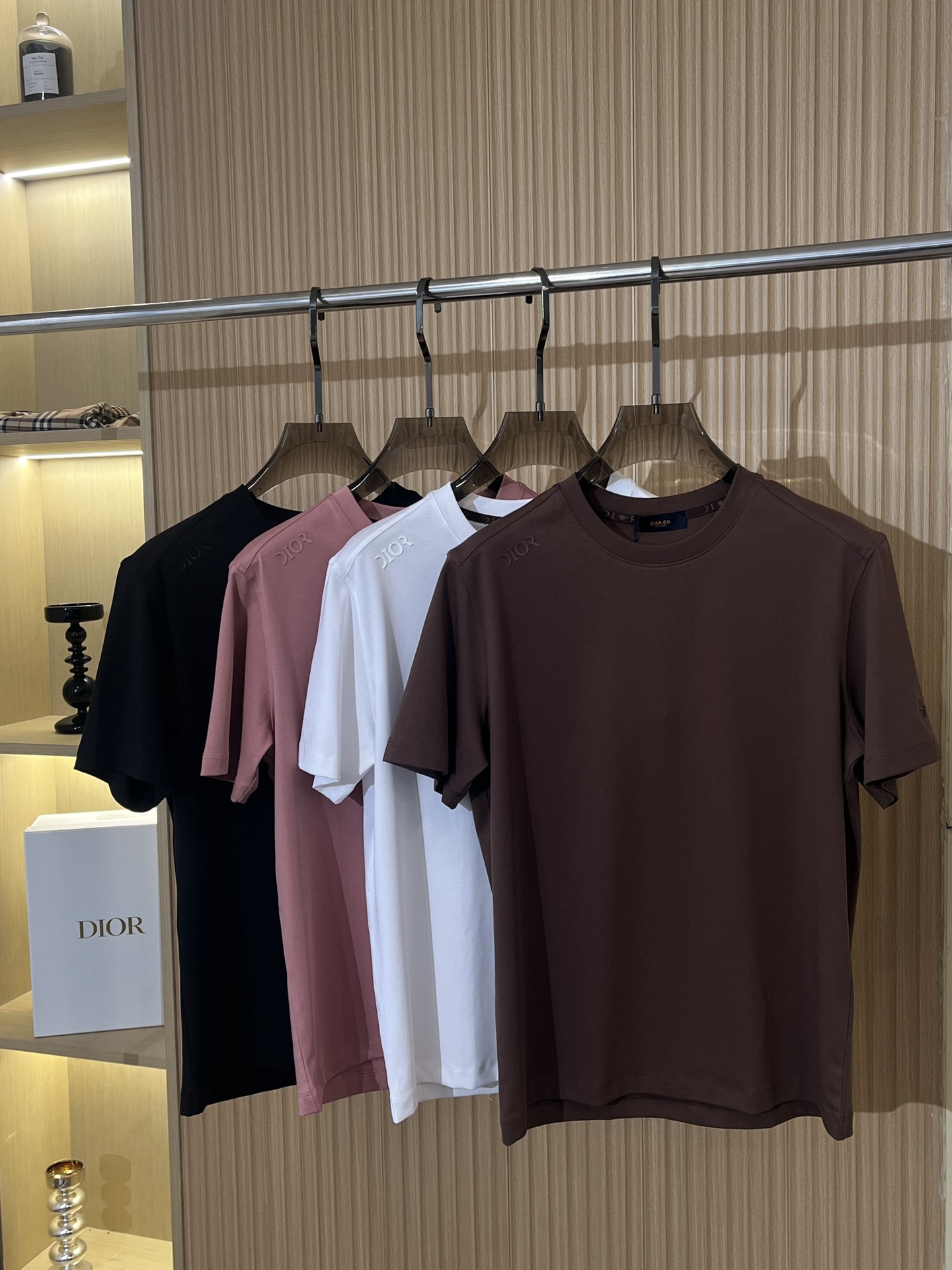 NO:126905,Dior 25-year new embroidered short sleeve color black white pink brown color code M-4XL,,dior,dior,T-shirt,alexander wang19860909Dior 迪奥 25年新款刺绣短袖 颜色黑色 白色 粉色 咖色 码数M-4XL,,dior,dior,T-shirt,alexander wang,Men's clothing