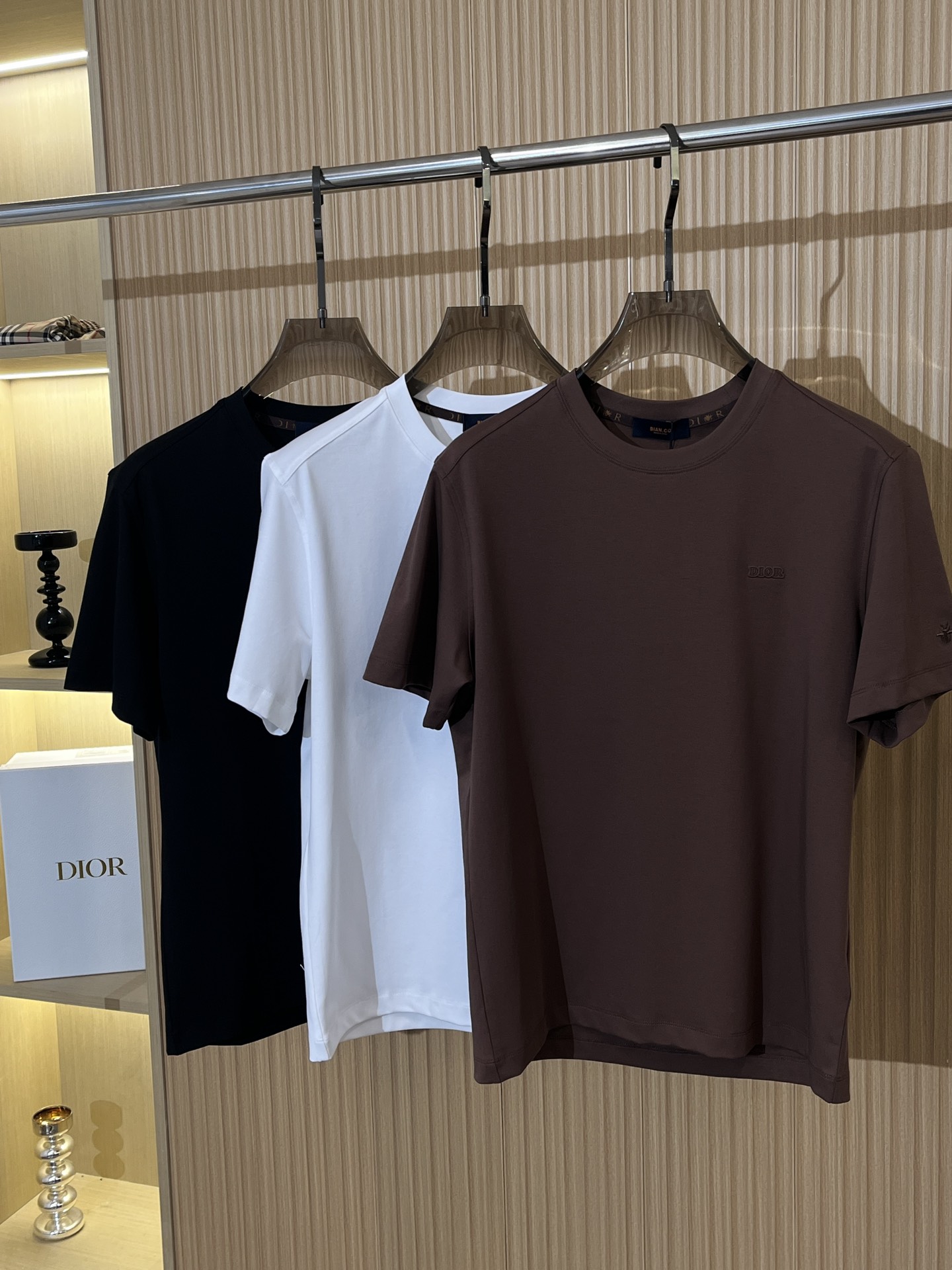NO:126906,Dior 25-year new embroidered short sleeve color black white brown color code M-4XL,,dior,dior,T-shirt,alexander wang19860909Dior 迪奥 25年新款刺绣短袖 颜色黑色 白色 咖色 码数M-4XL,,dior,dior,T-shirt,alexander wang,Men's clothing