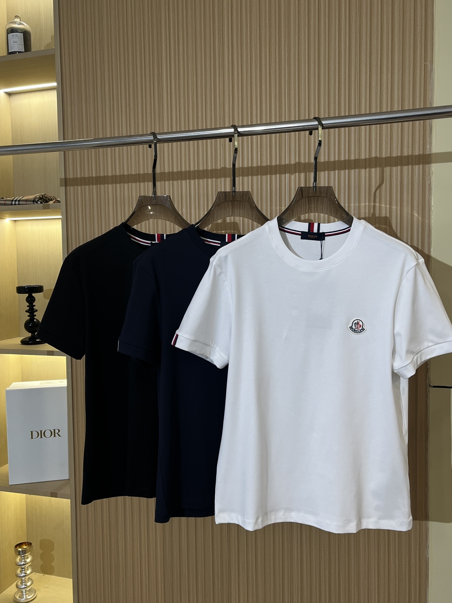 NO:126894,Moncler cover, 25 spring and summer new short-sleeved color black white royal blue code M-4XL,,christian louboutin,Moncler,T-shirt,alexander wang19860909Moncler蒙口 25年春夏新款短袖 颜色黑色 白色 宝蓝色 码数M-4XL,,christian louboutin,Moncler,T-shirt,alexander wang,Men's clothing