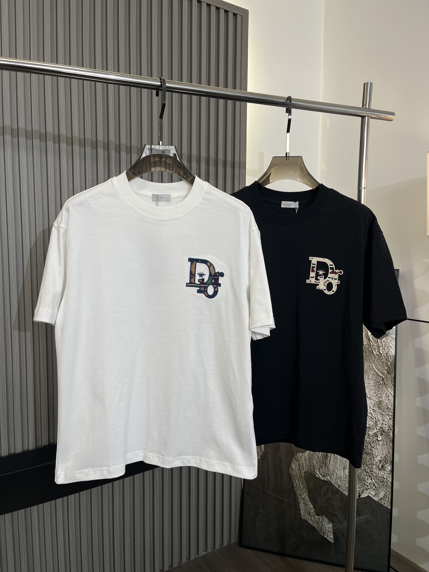 NO:137724,Dior 25 summer new short-sleeved color black white S-XL,,dior,dior,T-shirt,alexander wang19860909Dior 迪奥 25年夏季新款短袖 颜色黑色 白色 码数S-XL,,dior,dior,T-shirt,alexander wang,Men's clothing