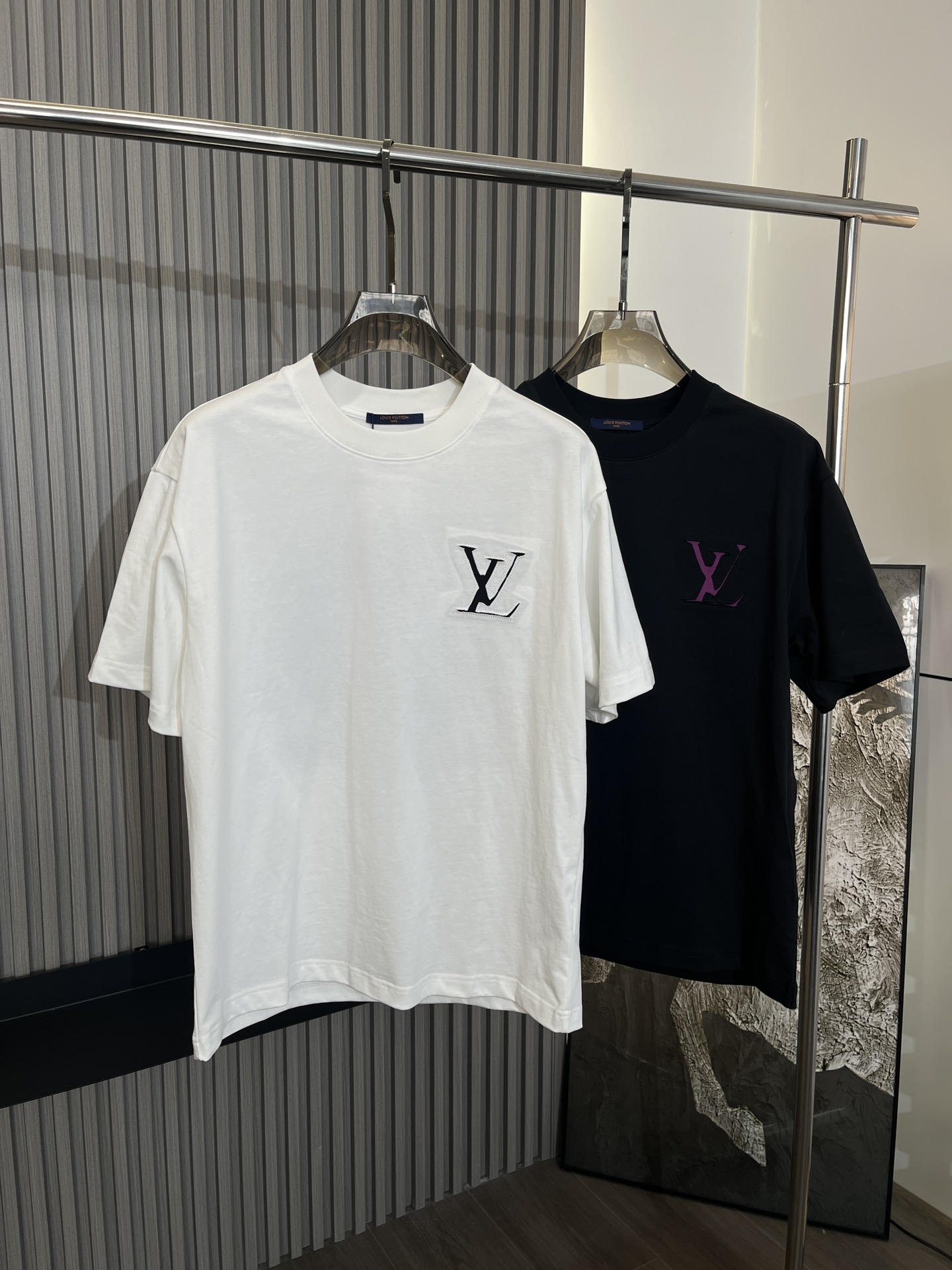 NO:137727,Louis*Vuitton 25 summer new short-sleeved color black white S-XL, louis vuitton, T-shirt, alexander wang19860909Louis*Vuitton 25年夏季新款短袖 颜色黑色 白色 码数S-XL,,louis vuitton,T-shirt,alexander wang,Men's clothing