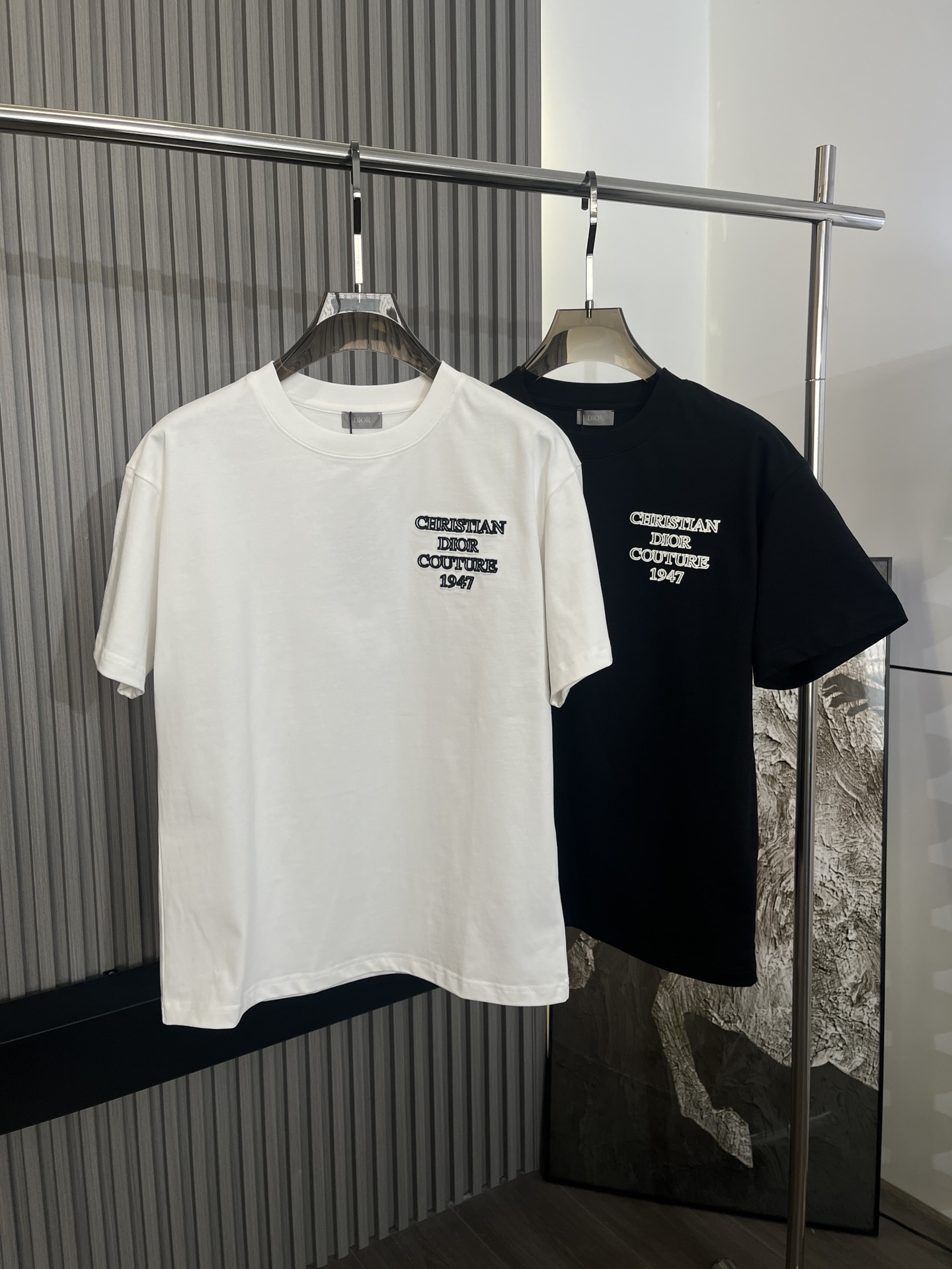 NO:137730,Dior 25 summer new short-sleeved color black white S-XL,,dior,dior,T-shirt,alexander wang19860909Dior迪奥 25年夏季新款短袖 颜色黑色 白色 码数S-XL,,dior,dior,T-shirt,alexander wang,Men's clothing