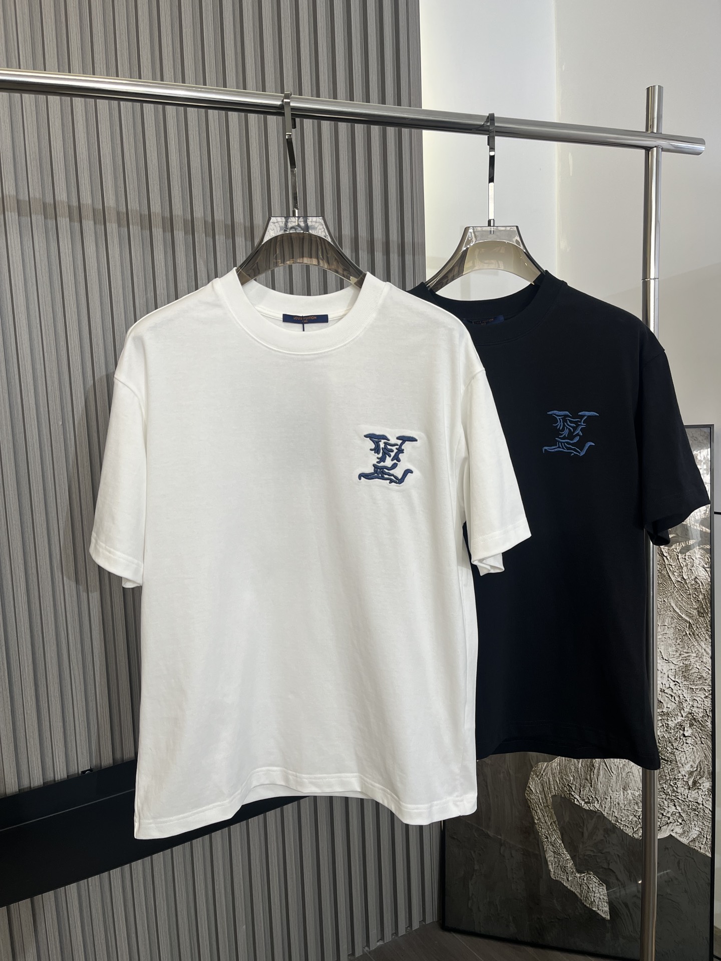 NO:137733,Louis*Vuitton 25 summer new short-sleeved color black white S-XL, louis vuitton, T-shirt, alexander wang19860909Louis*Vuitton 25年夏季新款短袖 颜色黑色 白色 码数S-XL,,louis vuitton,T-shirt,alexander wang,Men's clothing