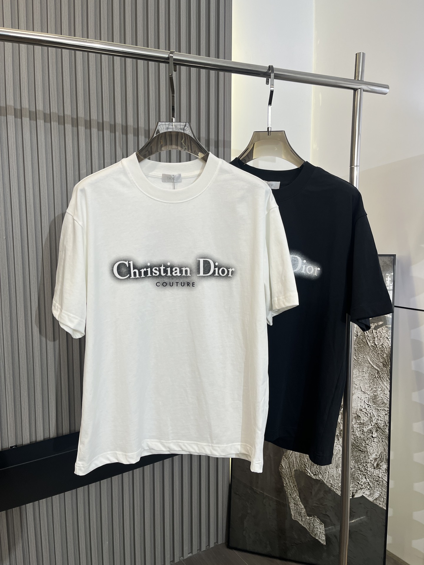 NO:137736,Dior 25 summer new short-sleeved color black white S-XL,,dior,dior,T-shirt,alexander wang19860909Dior迪奥 25年夏季新款短袖 颜色黑色 白色 码数S-XL,,dior,dior,T-shirt,alexander wang,Men's clothing