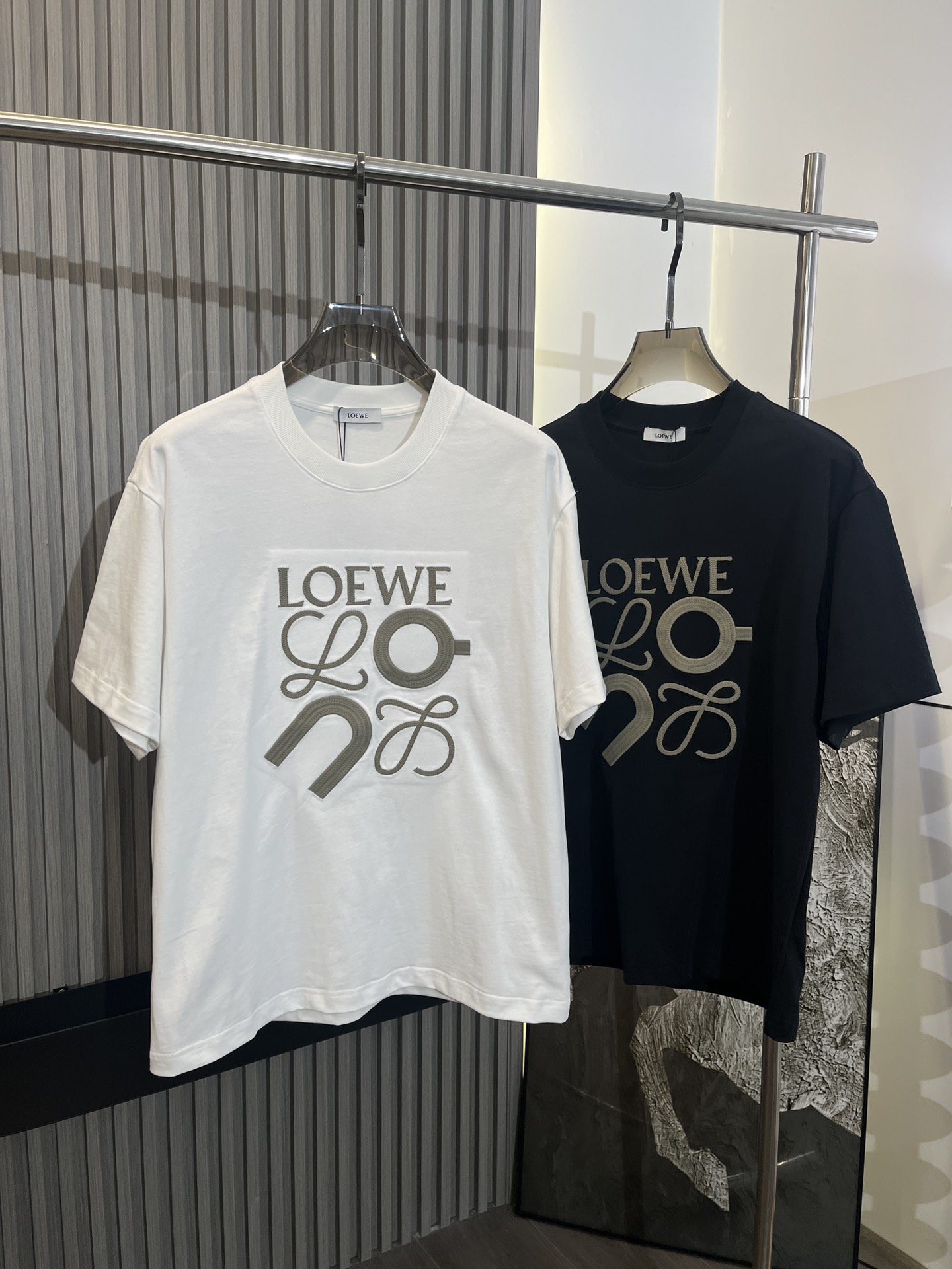 NO:137739,LOEWE 25 summer new short-sleeved color black white S-XL, loewe, loewe, T-shirt, alexander wang19860909LOEWE罗意威 25年夏季新款短袖 颜色黑色 白色 码数S-XL,,loewe,loewe,T-shirt,alexander wang,Men's clothing