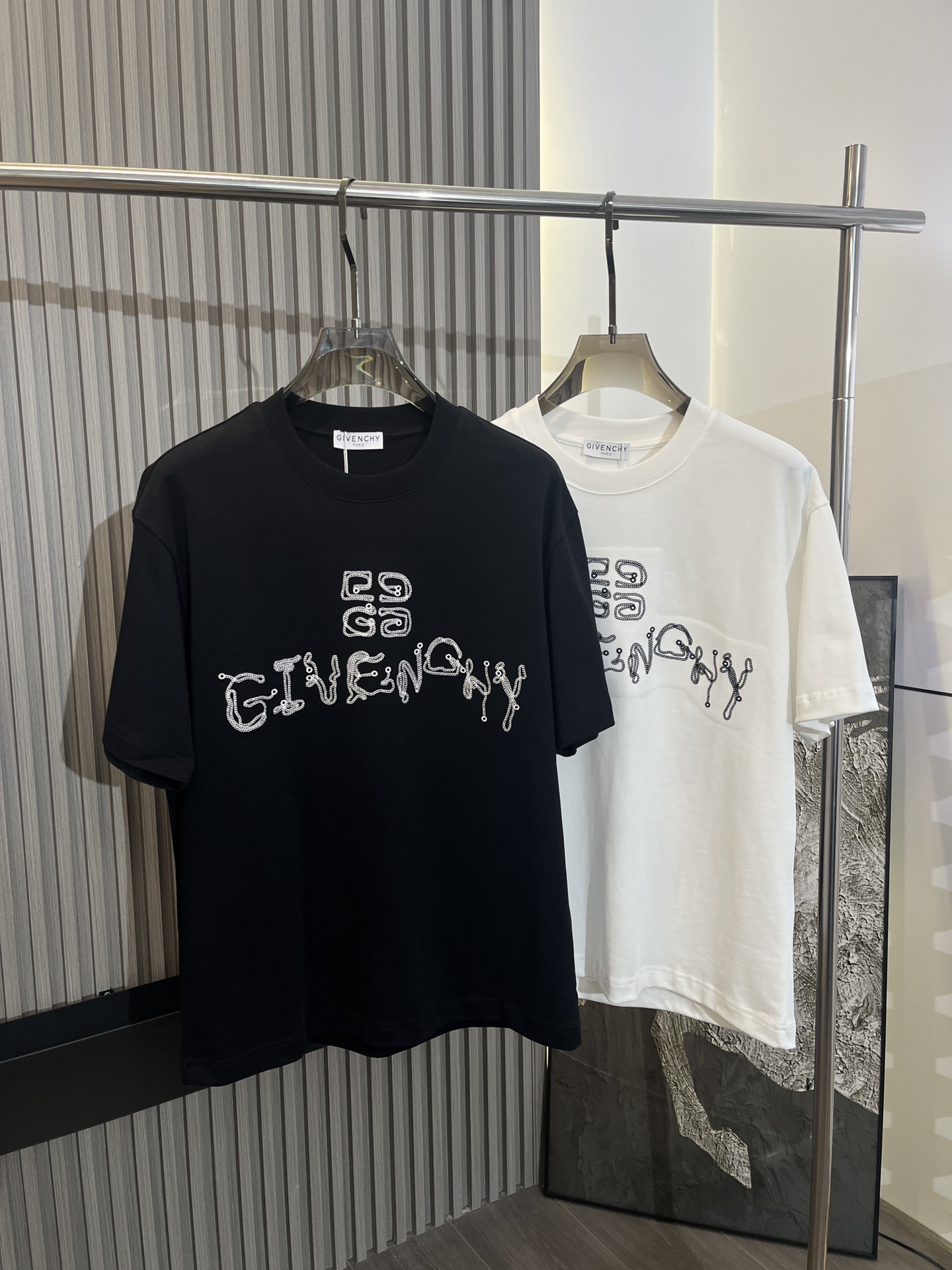 NO:137742,GIVENCHY Givenchy 25 summer new short-sleeved color black white S-XL, given , given , given , given , T-shirt, alexander wang19860909GIVENCHY纪梵希 25年夏季新款短袖 颜色黑色 白色 码数S-XL,,givenchy,givenchy,T-shirt,alexander wang,Men's clothing