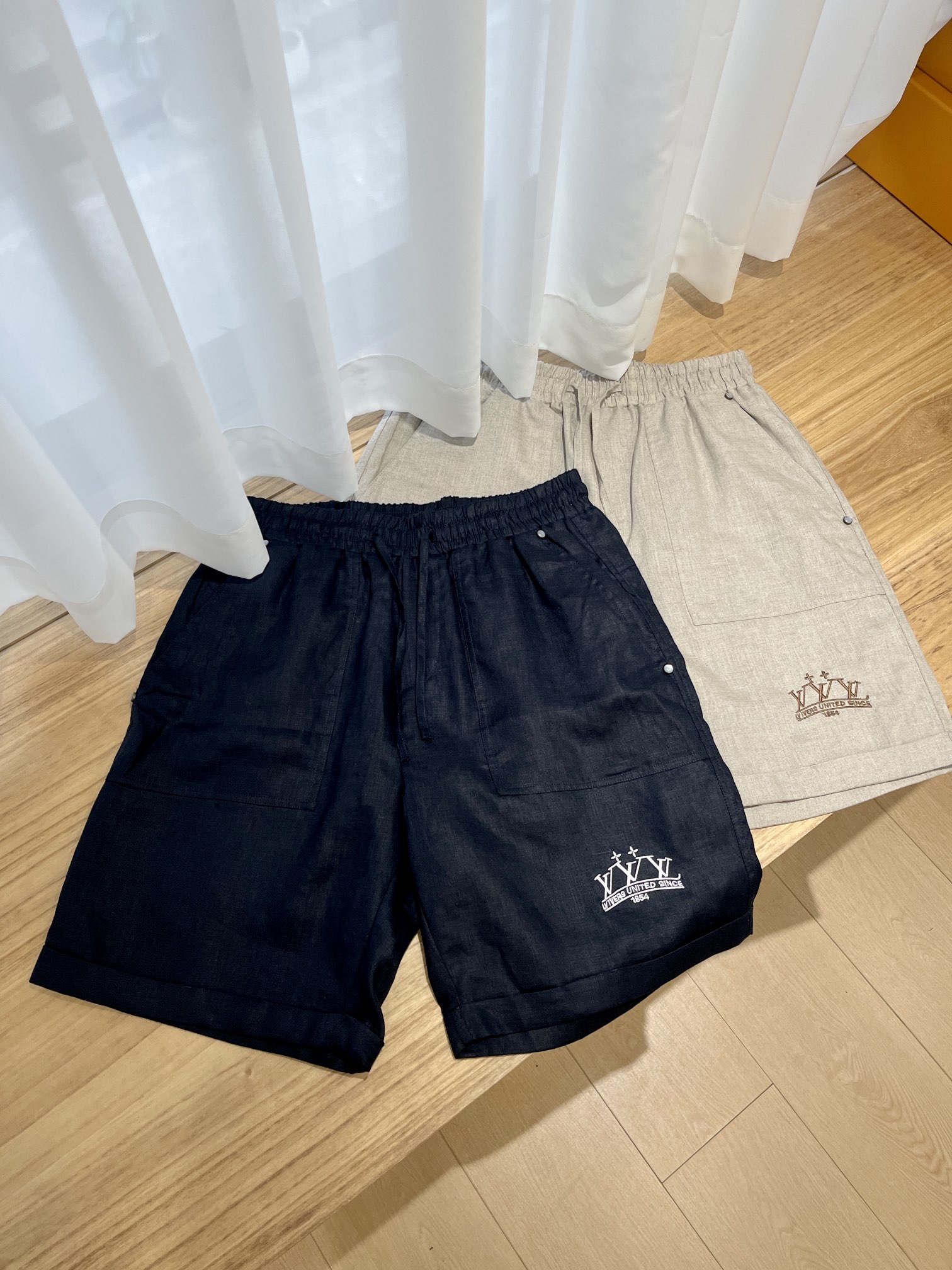 NO:152379,Clothes, pants, LV*Donkey Home The latest hot-selling set in 25 years is coming. Customized tense thread, soft and light fabric, super comfortable upper body, auxiliary hardware is all customized original accessories, high-end and atmospheric, a must-have for this summer #88310# Color navy gray Number of 48-56,,louis vuitton,louis vuitton,louis vuitton,alexander wang19860909衣服 裤子  LV*驴家 25年夏季最新爆款套装来袭 定制的天丝麻料,面料柔软轻盈,上身超级舒服,辅料五金全是定制原版配件,高端大气今年夏天必备的一款 #88310# 颜色藏青色 灰色 码数48-56,,louis vuitton,louis vuitton,louis vuitton,alexander wang,Men's clothing