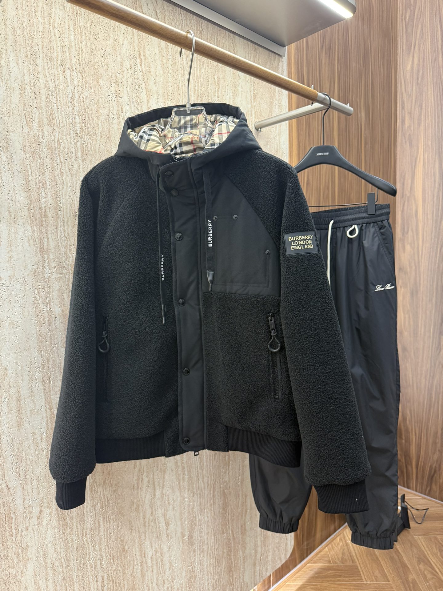 NO:565921,BUR*BERRY's new 25-year autumn and winter polar fleece jacket has a unique design style, with a classic plaid lining. The cotton plush fabric is not bloated on the upper body, and the texture of the comfortable soft surface is flawless. The cold-repelling and thermal insulation effect is 2-3 times higher than that of wool, and not inferior to down!  Color Black Size 48-56,,burberry,burberry,jackets & coats,down jacket,alexander wang19860909BUR*BERRY 巴宝莉 25年秋冬新款摇粒绒外套 设计风格独具魅力,内里搭配经典格纹,棉质毛绒面料上身不臃肿,舒适软面的质感完美无瑕,御寒保暖效果高于羊毛2-3倍,不输羽绒！ 颜色黑色 码数48-56,,burberry,burberry,jackets & coats,down jacket,alexander wang,Men's clothing