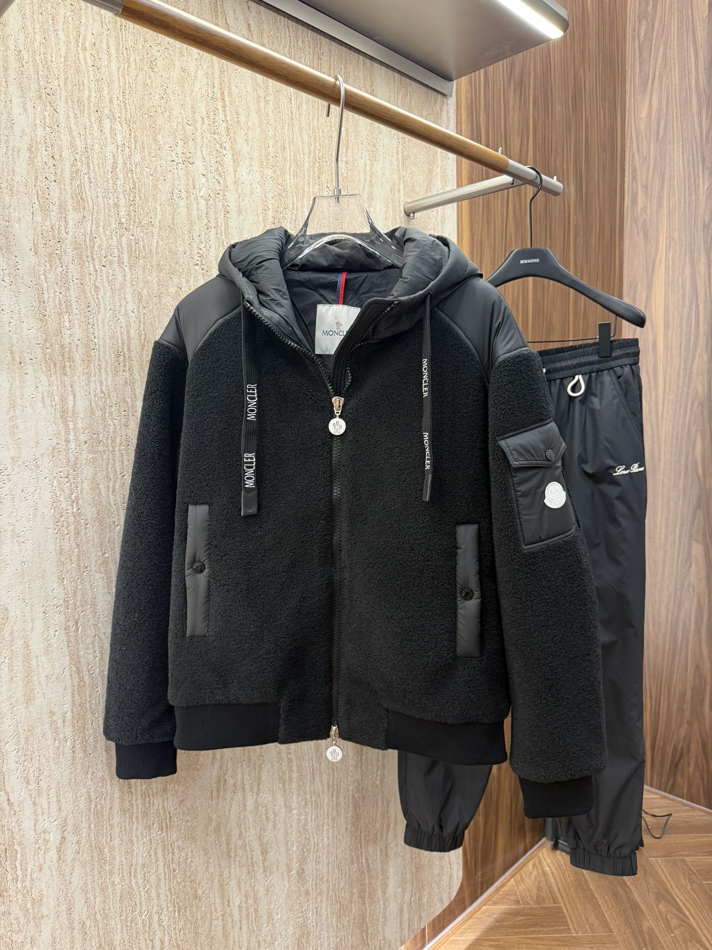 NO:565910,MON*CLER 25 new autumn and winter polar fleece jacket, warm and stylish nylon spliced ​​polar fleece casual hooded jacket, all hardware accessories are ready to order, zipper placket pockets on both sides, detailed splicing nylon design, well-fitting tailoring upper body effect is great!  Color Black Off-white Size 48-56,,Moncler,jackets & coats,hats,alexander wang19860909MON*CLER 蒙口 25年秋冬新款摇粒绒外套 保暖有型尼龙拼接摇粒绒休闲连帽外套,五金辅料全品相订单,拉链门襟两侧插袋,细节拼接尼龙的设计,合体的剪裁上身效果超赞！ 颜色黑色 米白 码数48-56,,Moncler,jackets & coats,hats,alexander wang,Men's clothing