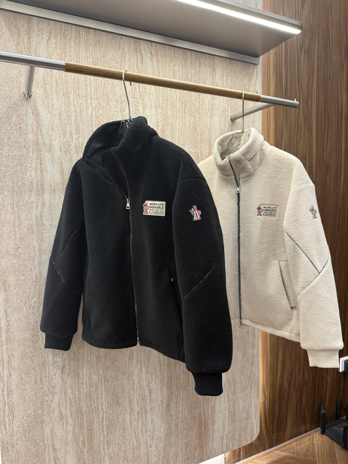 NO:565897,MON*CLER 25 new autumn and winter polar fleece jacket. Stand-up collar polar fleece warm jacket, sleeves line stitching design, seemingly simple but full of features. The fabric is soft and comfortable, and the accessories are all original and customized!  Color: black, off-white, size 48-56,,Moncler,jackets & coats,alexander wang19860909MON*CLER 蒙口 25年秋冬新款摇粒绒外套 立领摇粒绒保暖外套,袖子线条拼接设计,看似简单却充满特点的一款,面料软糯舒适,辅料配件均原版定制！ 颜色黑色 米白 码数48-56,,Moncler,jackets & coats,alexander wang,Men's clothing