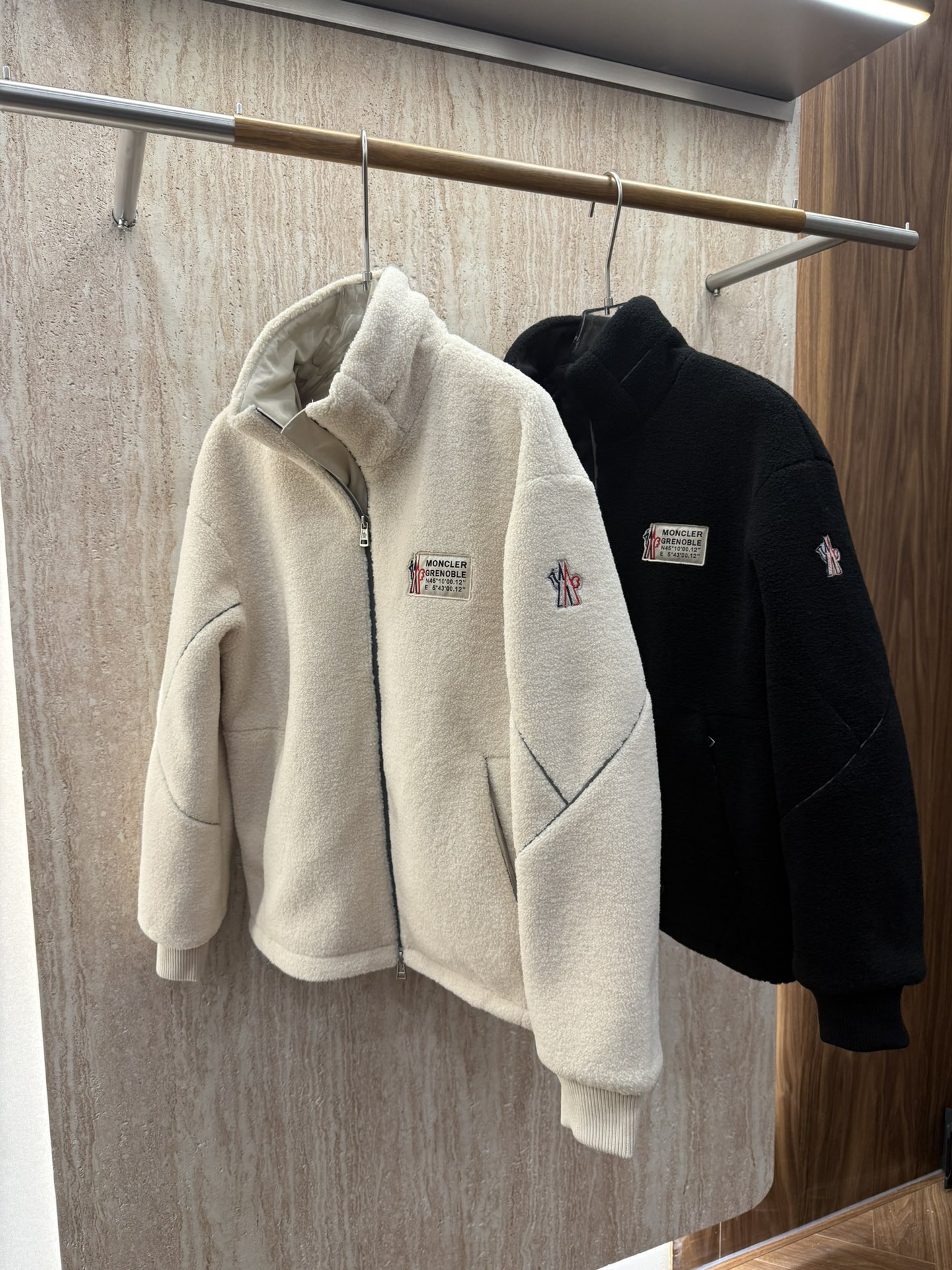 NO:565889,MON*CLER 25 new autumn and winter polar fleece jacket. Stand-up collar polar fleece warm jacket, sleeves line stitching design, seemingly simple but full of features. The fabric is soft and comfortable, and the accessories are all original and customized!  Color: black, off-white, size 48-56,,Moncler,jackets & coats,alexander wang19860909MON*CLER 蒙口 25年秋冬新款摇粒绒外套 立领摇粒绒保暖外套,袖子线条拼接设计,看似简单却充满特点的一款,面料软糯舒适,辅料配件均原版定制！ 颜色黑色 米白 码数48-56,,Moncler,jackets & coats,alexander wang,Men's clothing