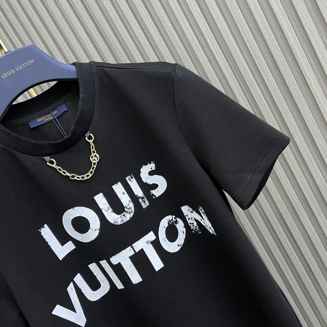 LouisVuitto*2024新品上架字母链条短袖套装定制YB斜纹全棉材质夏天穿搭透气舒适上衣饰以虚化