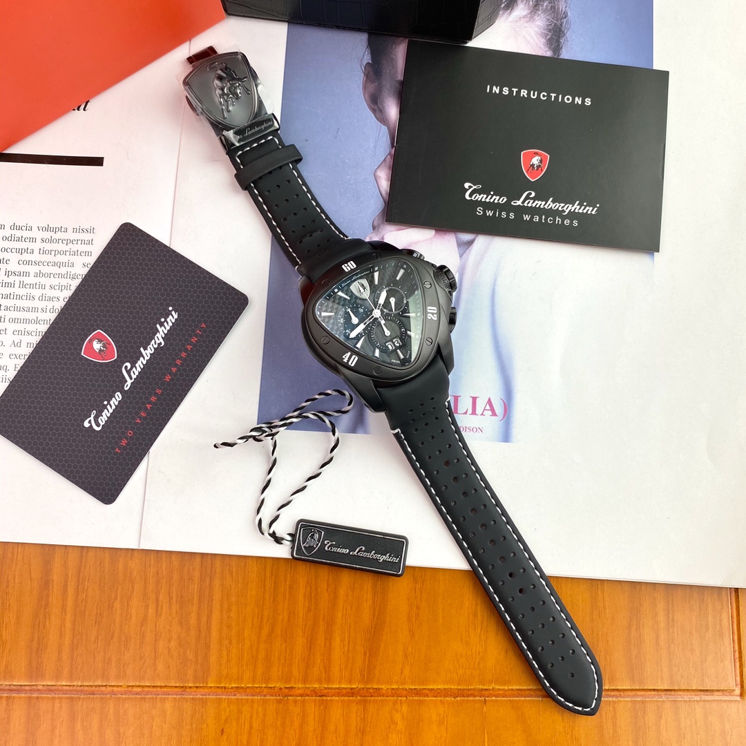 批💰1100。新款首发！爆款兰博基尼，运动、时尚潮流，日历三眼腕表。专柜新款，结构超级复杂，各种精密打磨工艺，异形蓝宝石玻璃，高难度且成本昂贵，市场无仿货。46mm表径，防水超好，配原包装好价出！