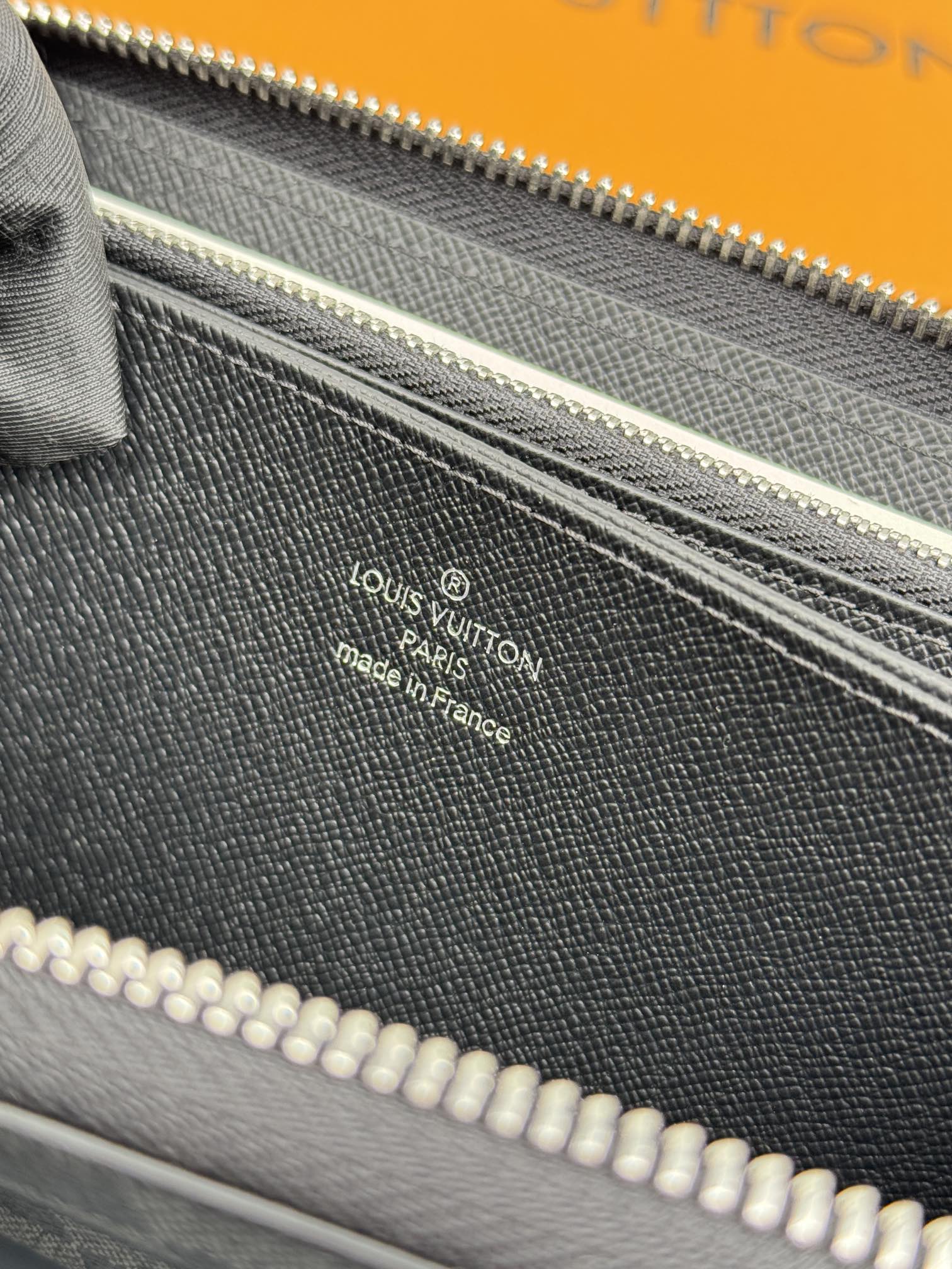 特级芯片版N41662黑格/N63076黑格👏👏这款设计实用的Monogram帆布皮夹以拉链开合，可装纸币，零钱和证件等。尺寸:19x10cm， 包装:配包装盒