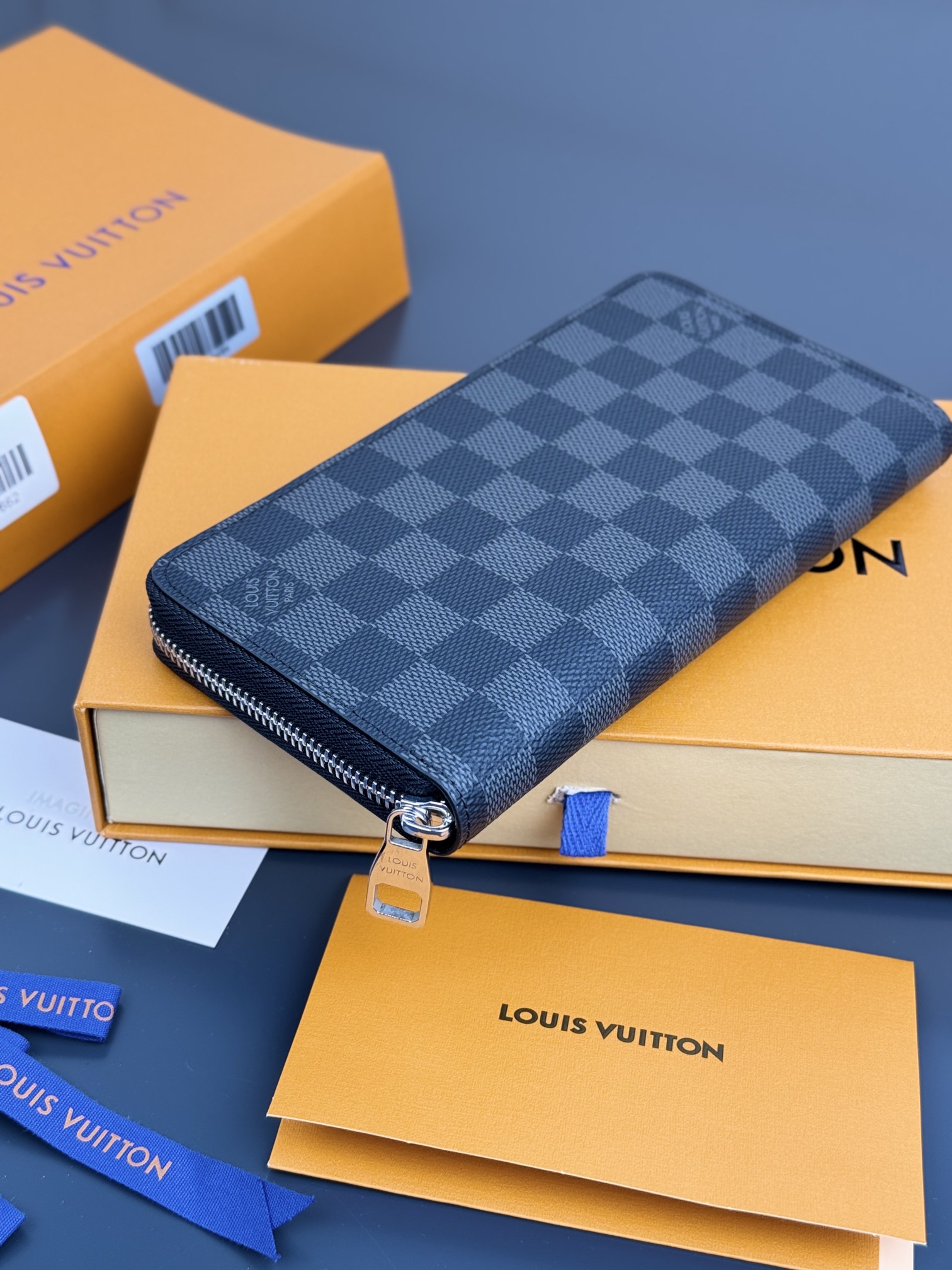 特级芯片版N41662黑格/N63076黑格👏👏这款设计实用的Monogram帆布皮夹以拉链开合，可装纸币，零钱和证件等。尺寸:19x10cm， 包装:配包装盒