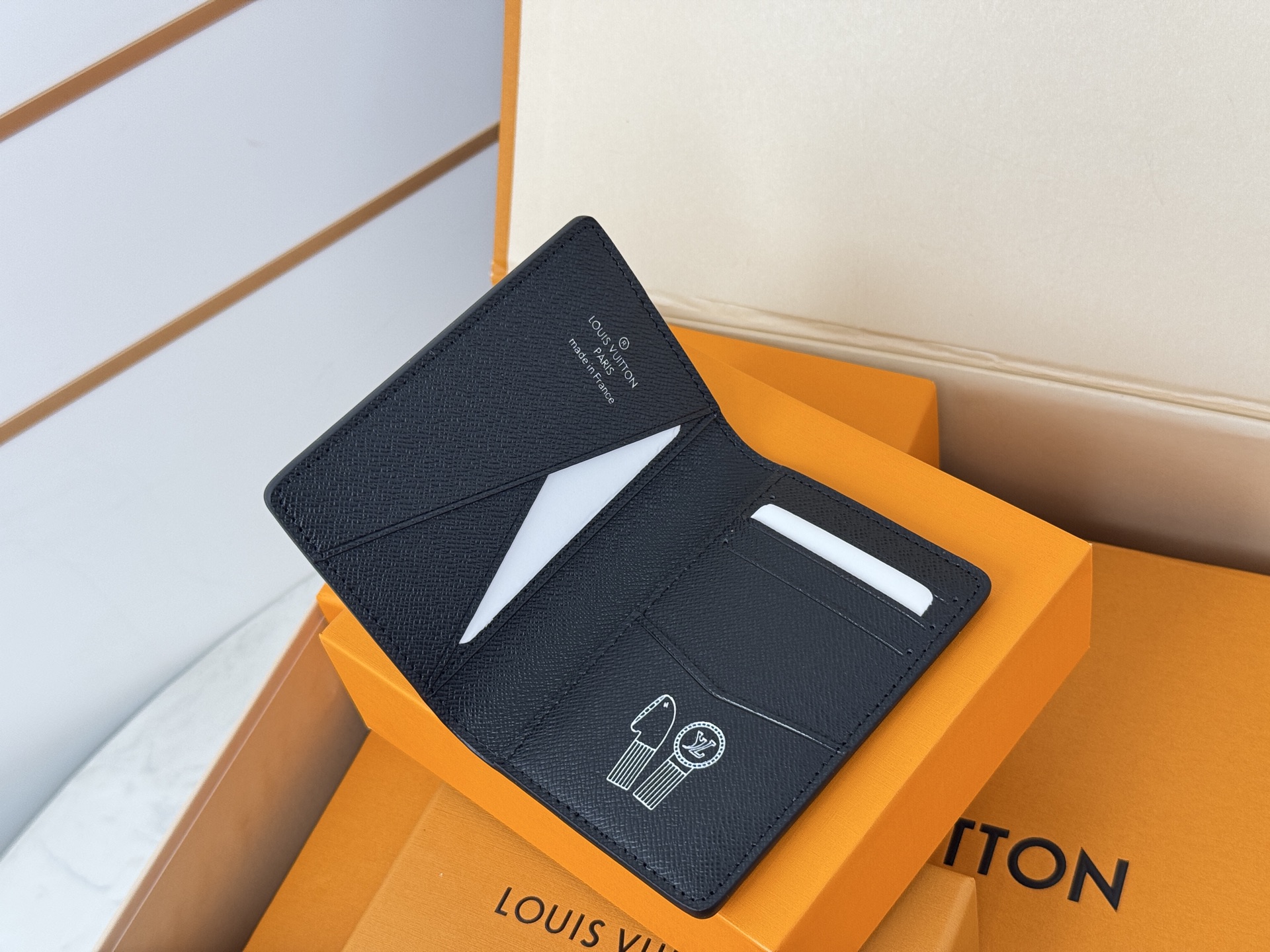 Louis Vuitton 口袋钱夹M14134卡包 的路易威设计打造男士主流用品——Damier