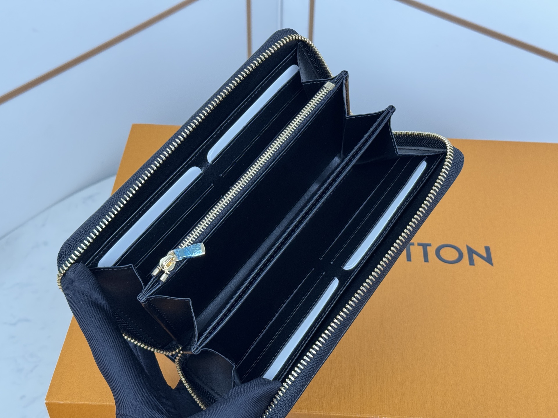 Louis Vuitton M14096