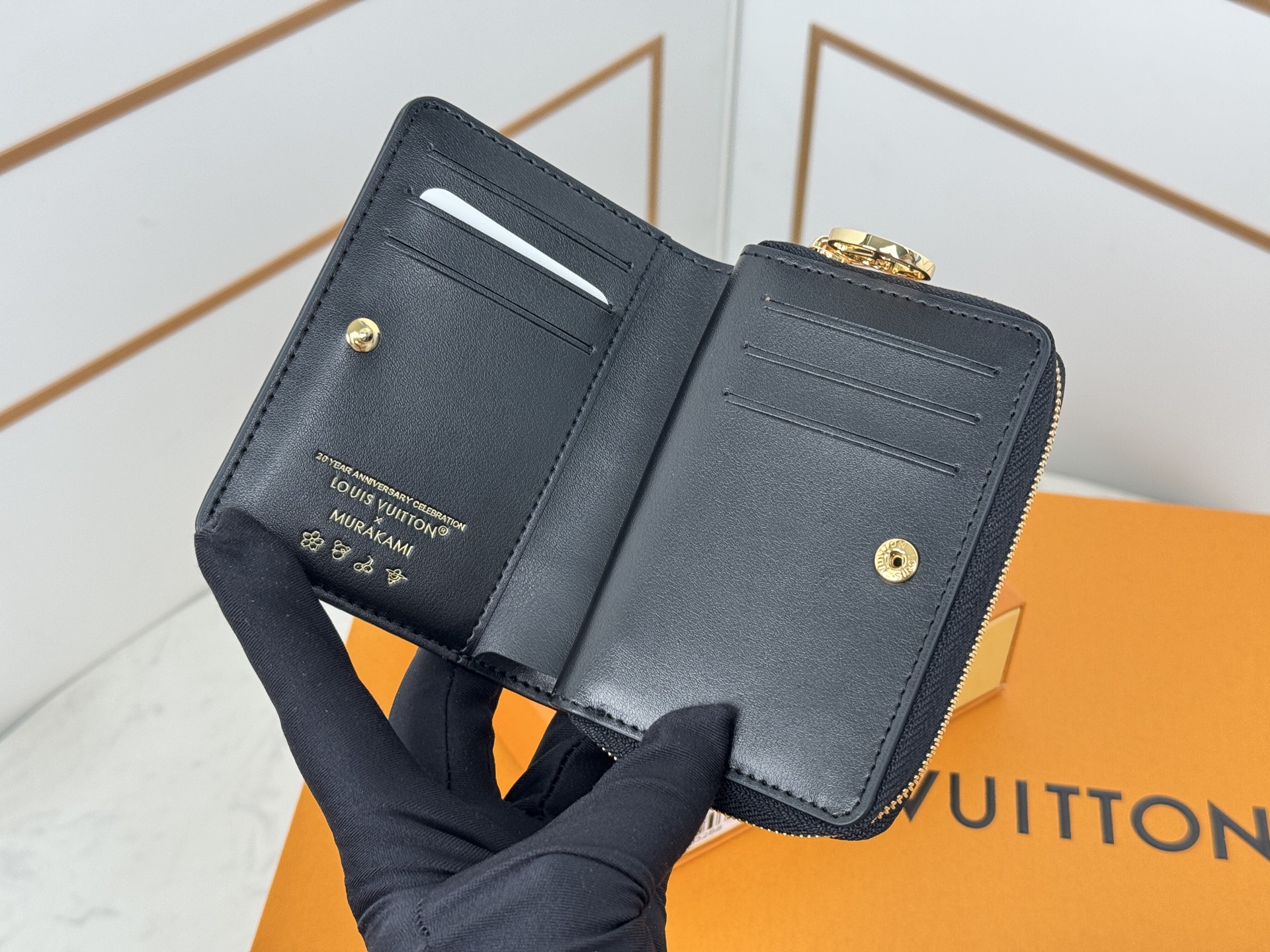 Louis Vuitton M13829 這款LV Ski系列的拉鏈錢包具有枕頭般柔軟的質感