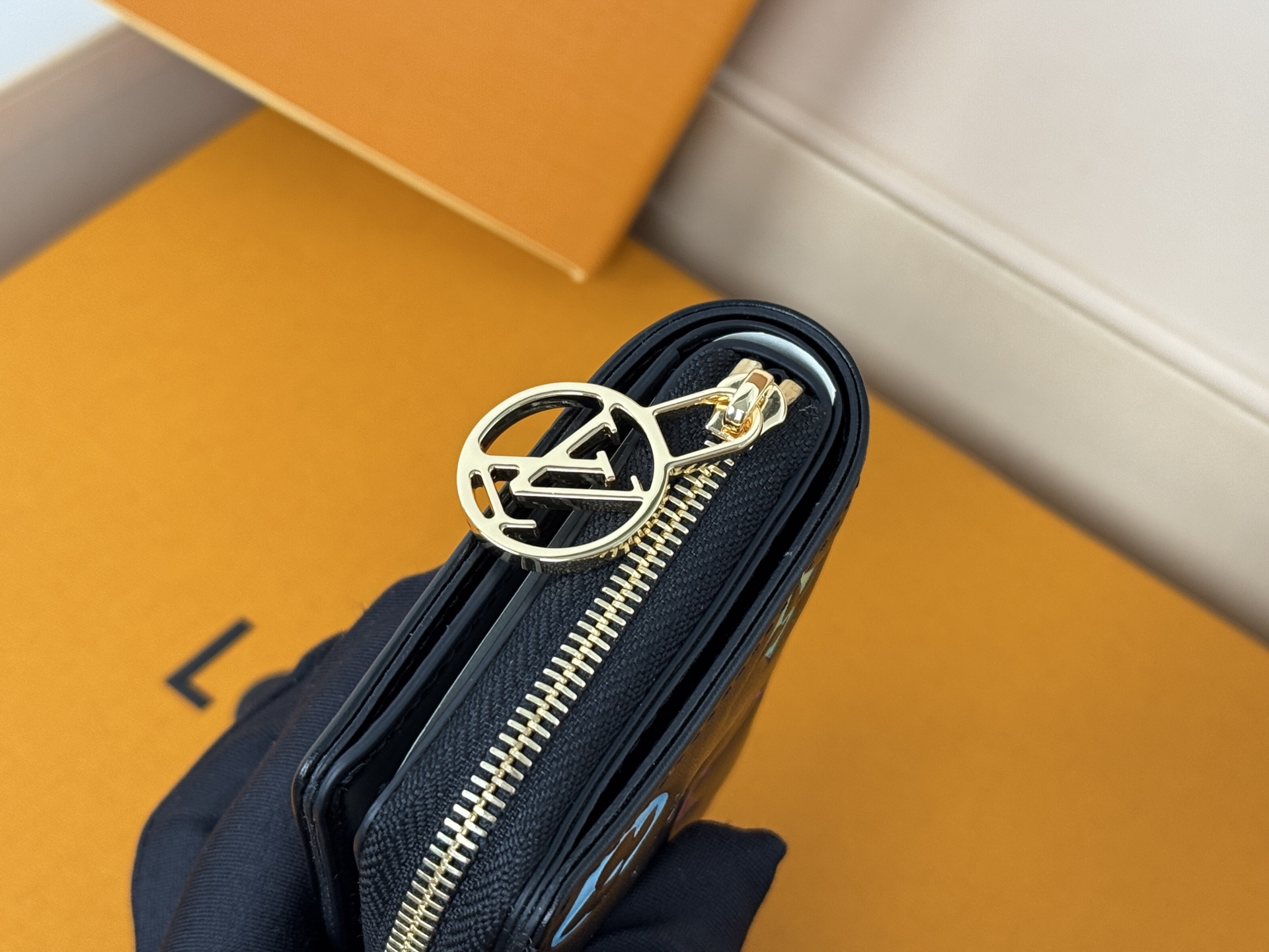 Louis Vuitton M13829 這款LV Ski系列的拉鏈錢包具有枕頭般柔軟的質感