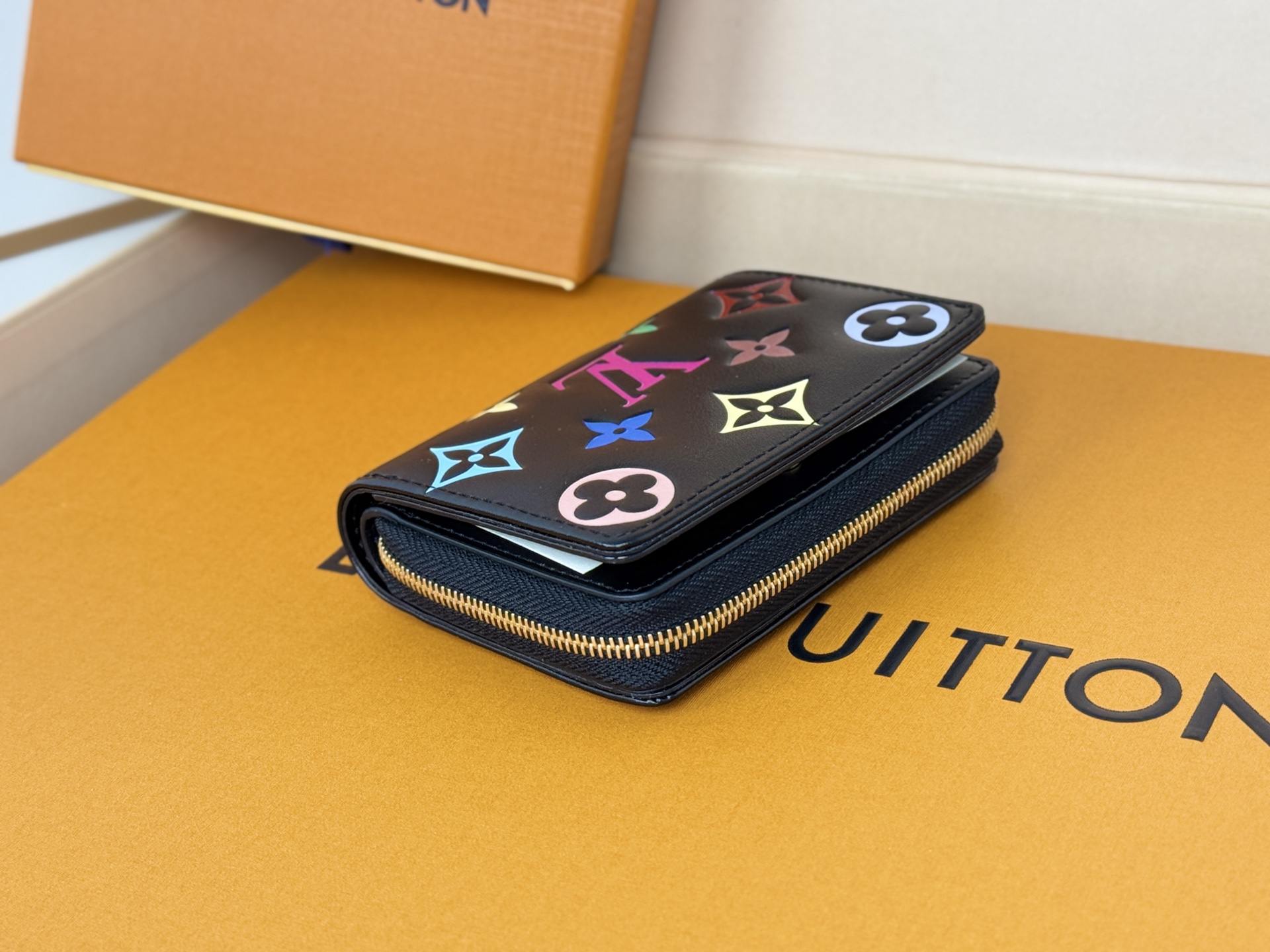 Louis Vuitton M13829 這款LV Ski系列的拉鏈錢包具有枕頭般柔軟的質感