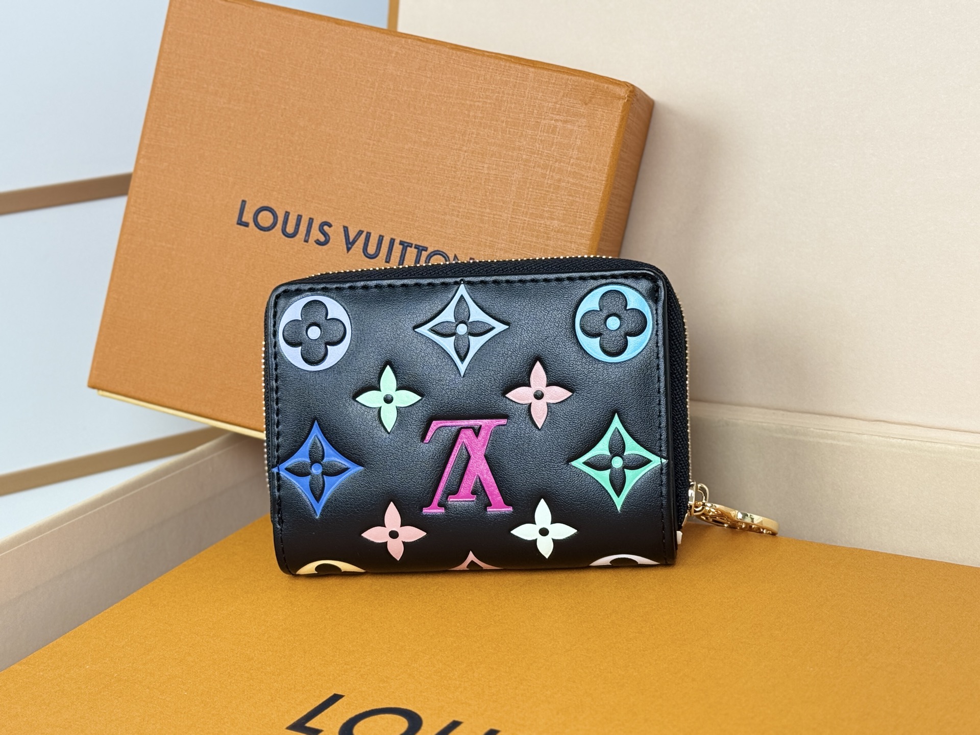 Louis Vuitton M13829 這款LV Ski系列的拉鏈錢包具有枕頭般柔軟的質感