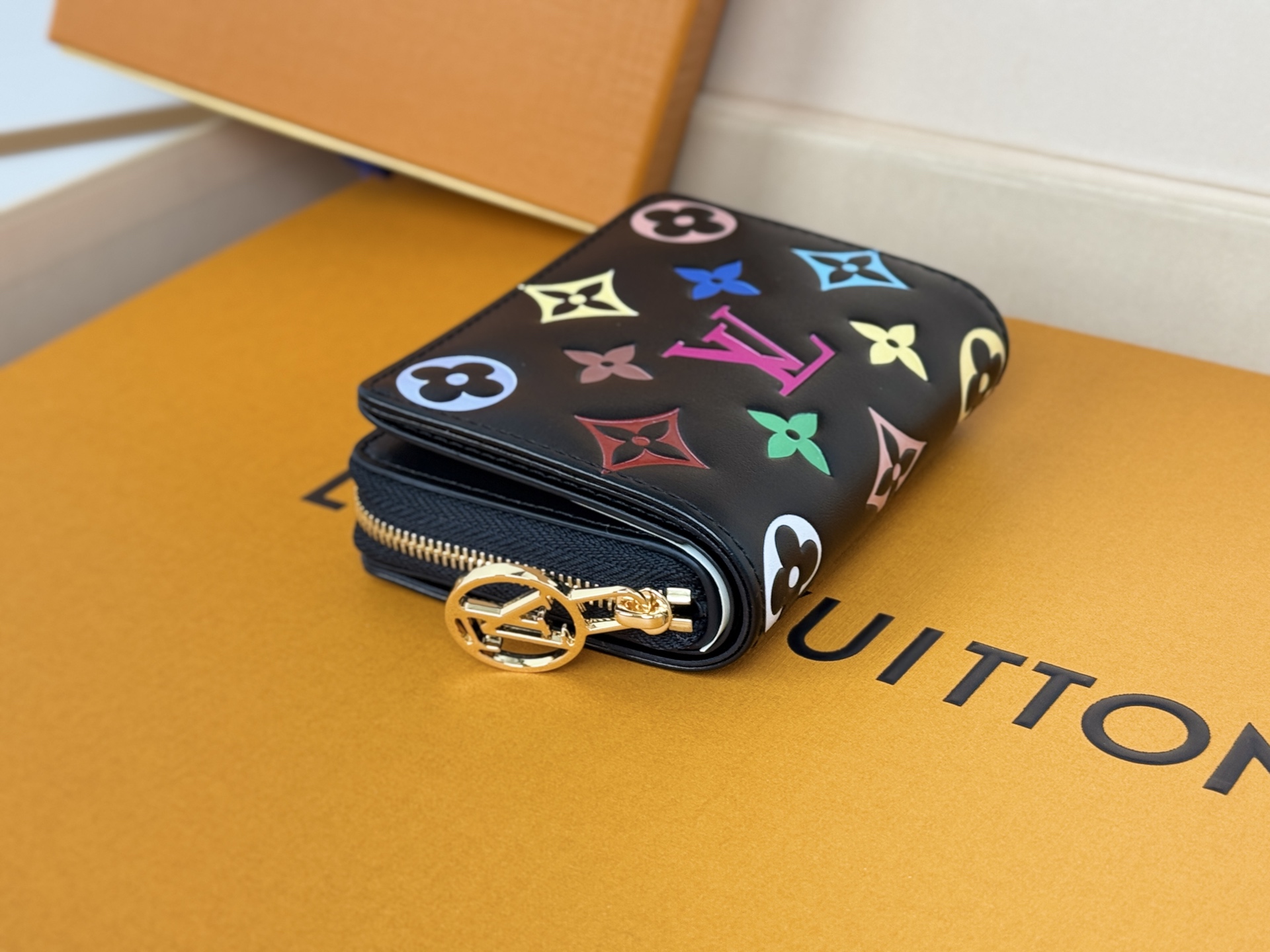 Louis Vuitton M13829 這款LV Ski系列的拉鏈錢包具有枕頭般柔軟的質感