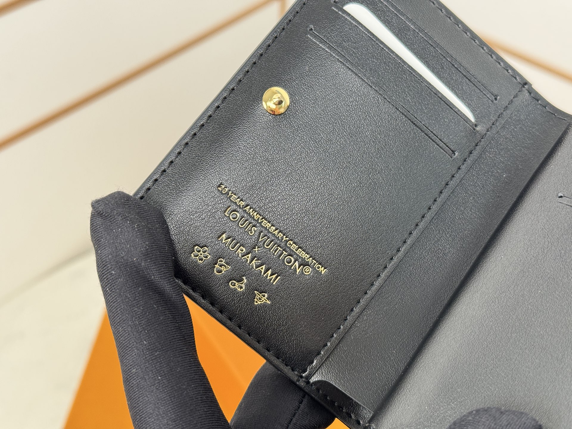 Louis Vuitton M13829 這款LV Ski系列的拉鏈錢包具有枕頭般柔軟的質感