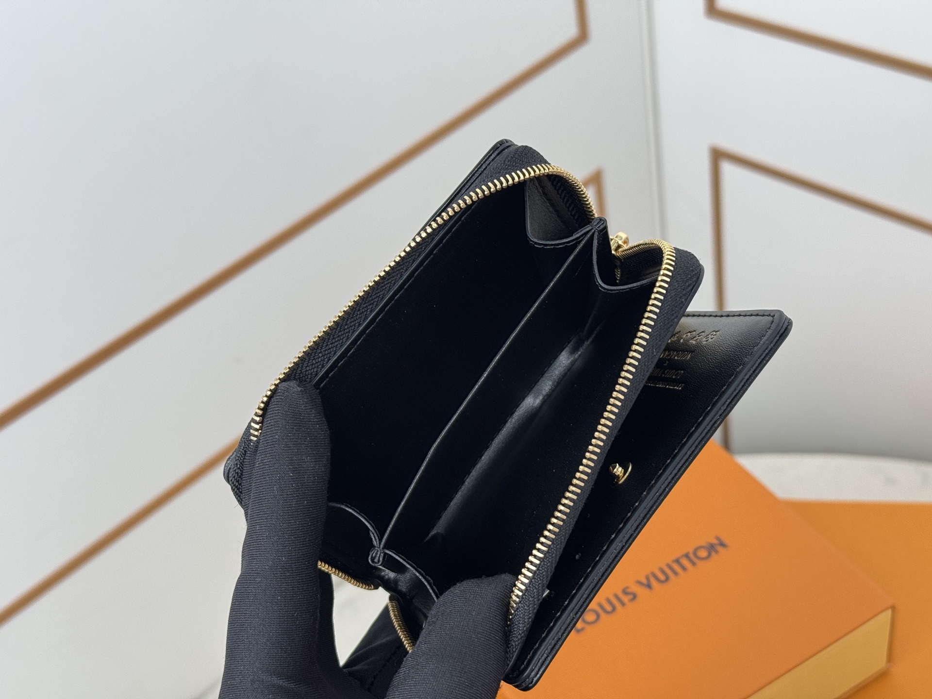 Louis Vuitton M13829 這款LV Ski系列的拉鏈錢包具有枕頭般柔軟的質感