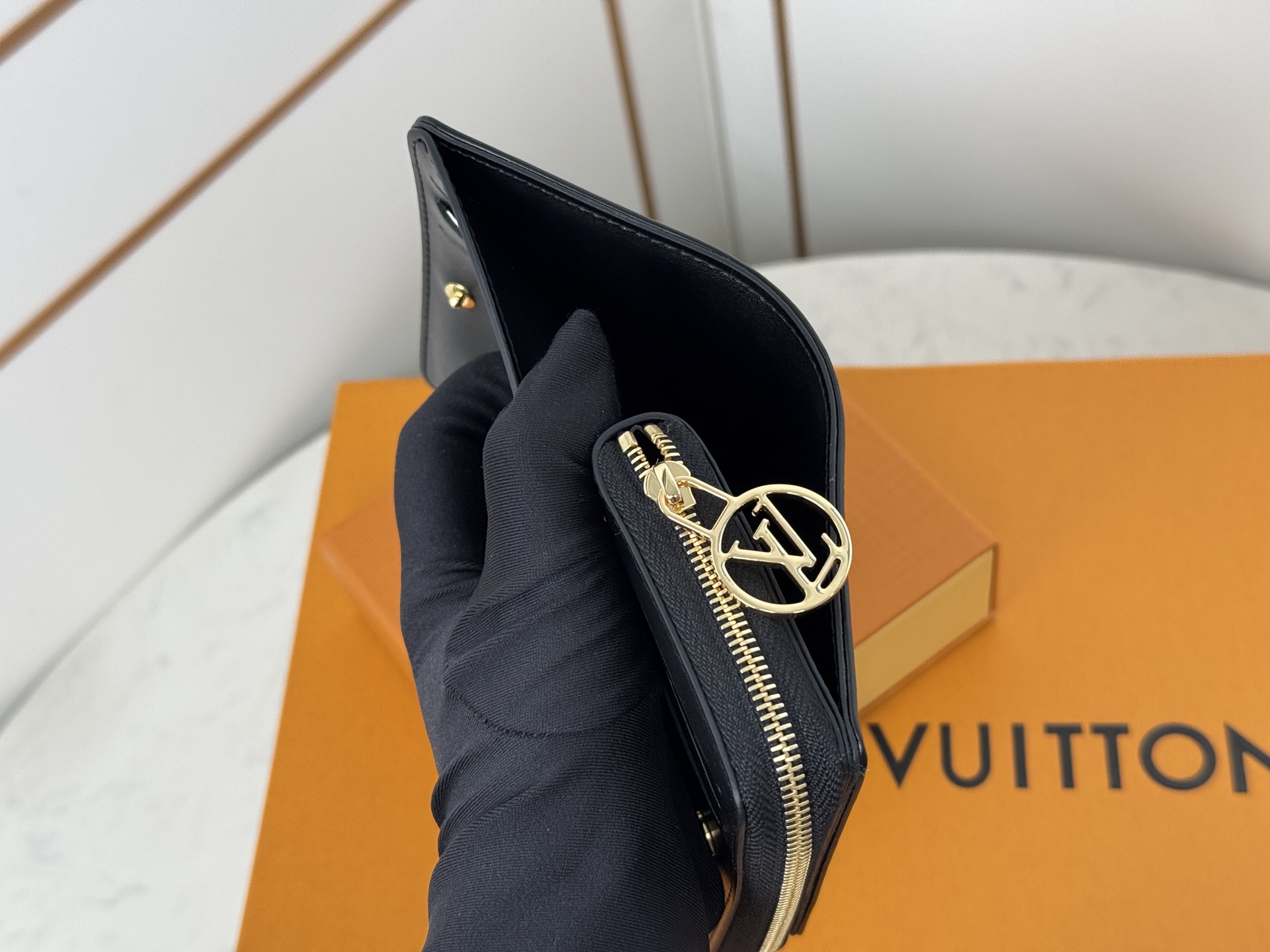Louis Vuitton M13829 這款LV Ski系列的拉鏈錢包具有枕頭般柔軟的質感