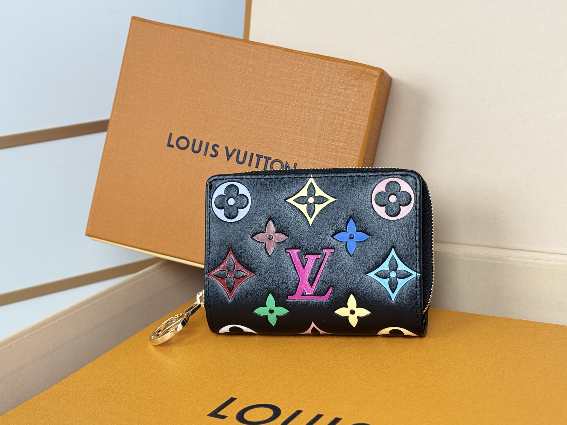 Louis Vuitton M13829 這款LV Ski系列的拉鏈錢包具有枕頭般柔軟的質感