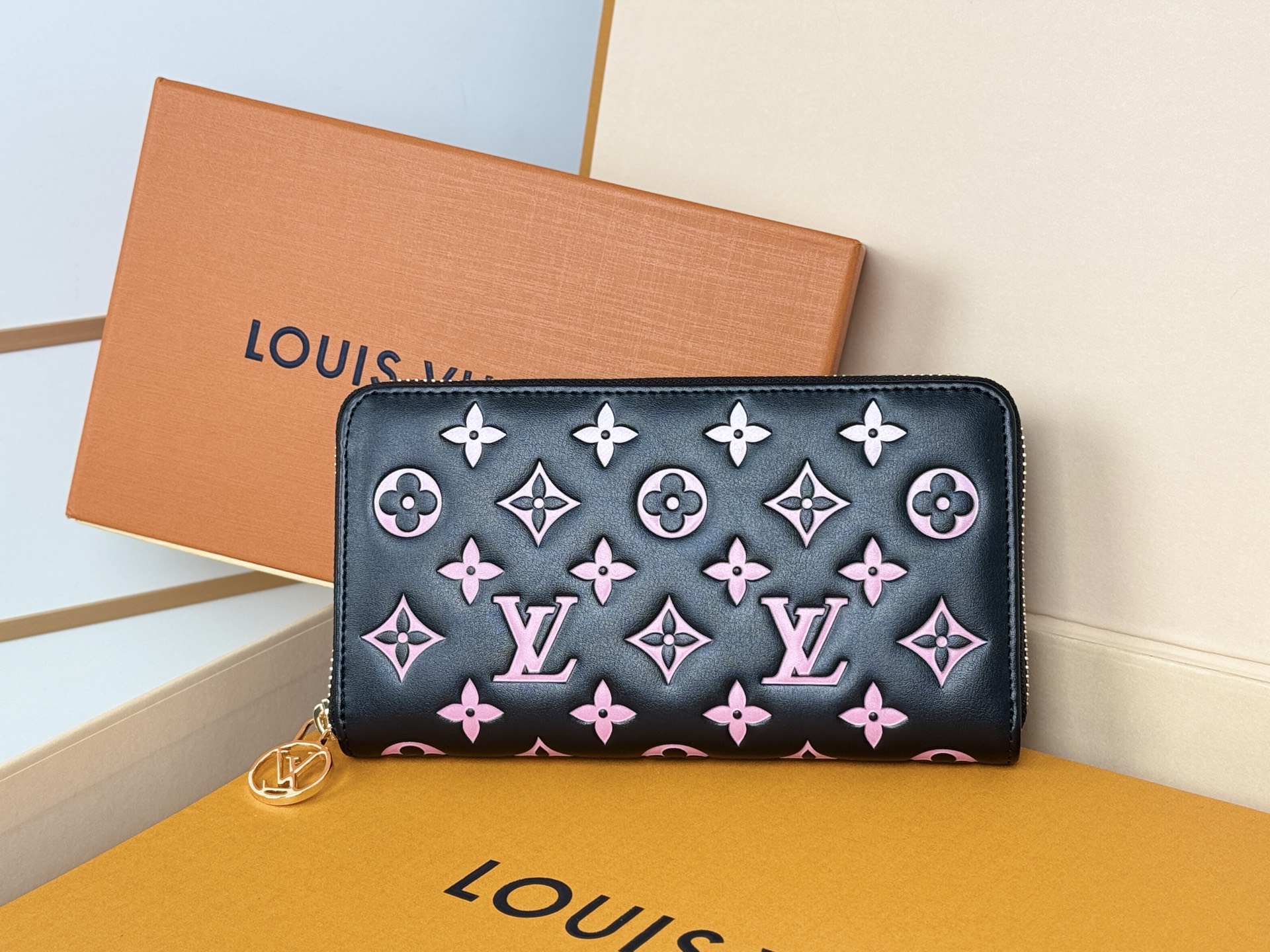 Louis Vuitton M12152這款LV Ski系列的拉鏈錢包具有枕頭般柔軟的質感