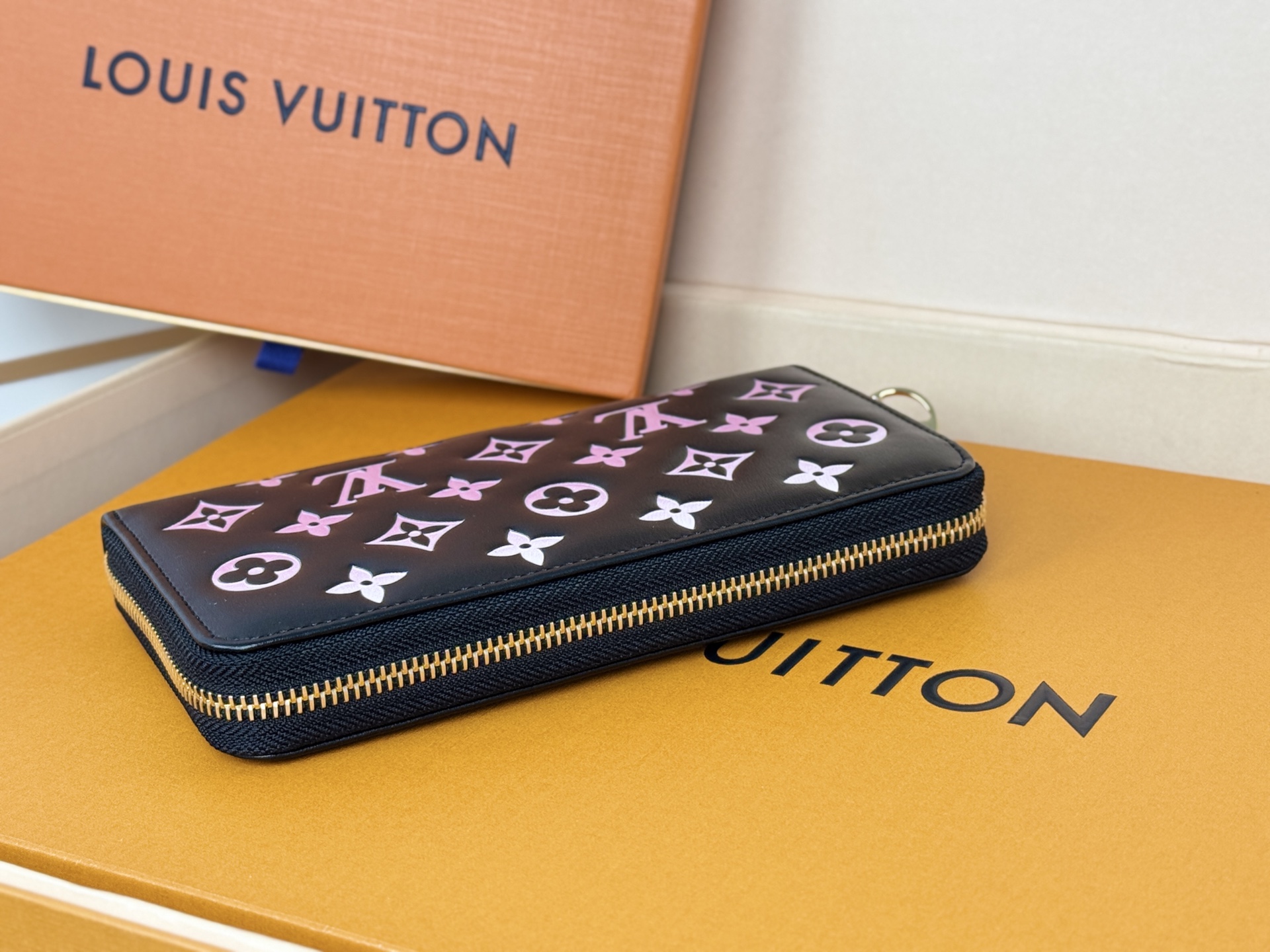 Louis Vuitton M12152這款LV Ski系列的拉鏈錢包具有枕頭般柔軟的質感